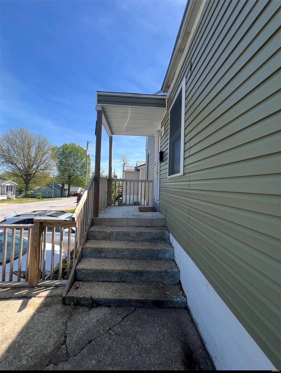 property 804 E 5th Street