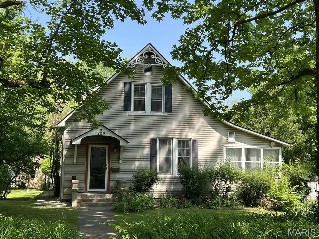 property 209 E Eldon Street