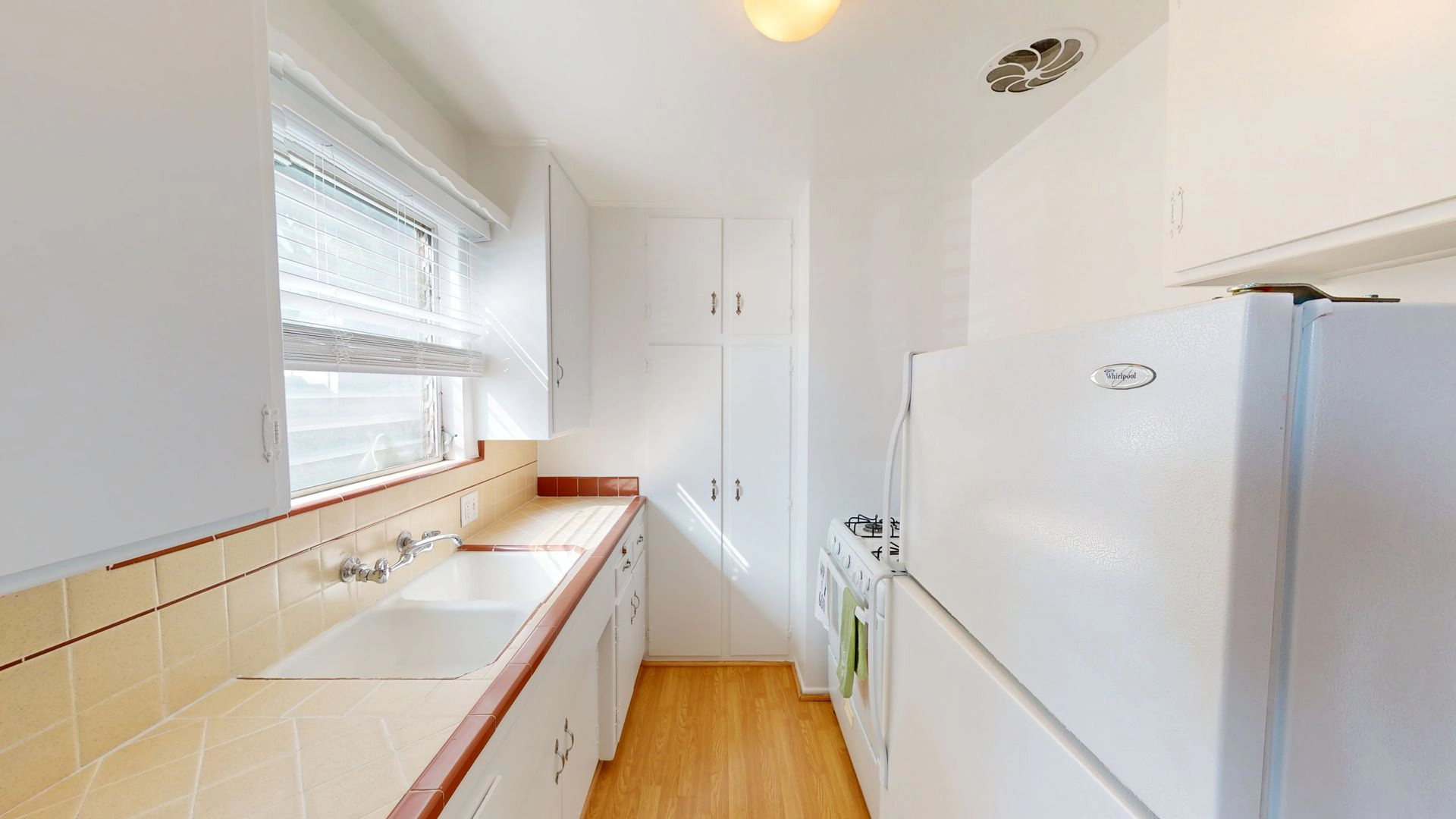 Beautiful 1 Bed Unit Available in West Hollywood!