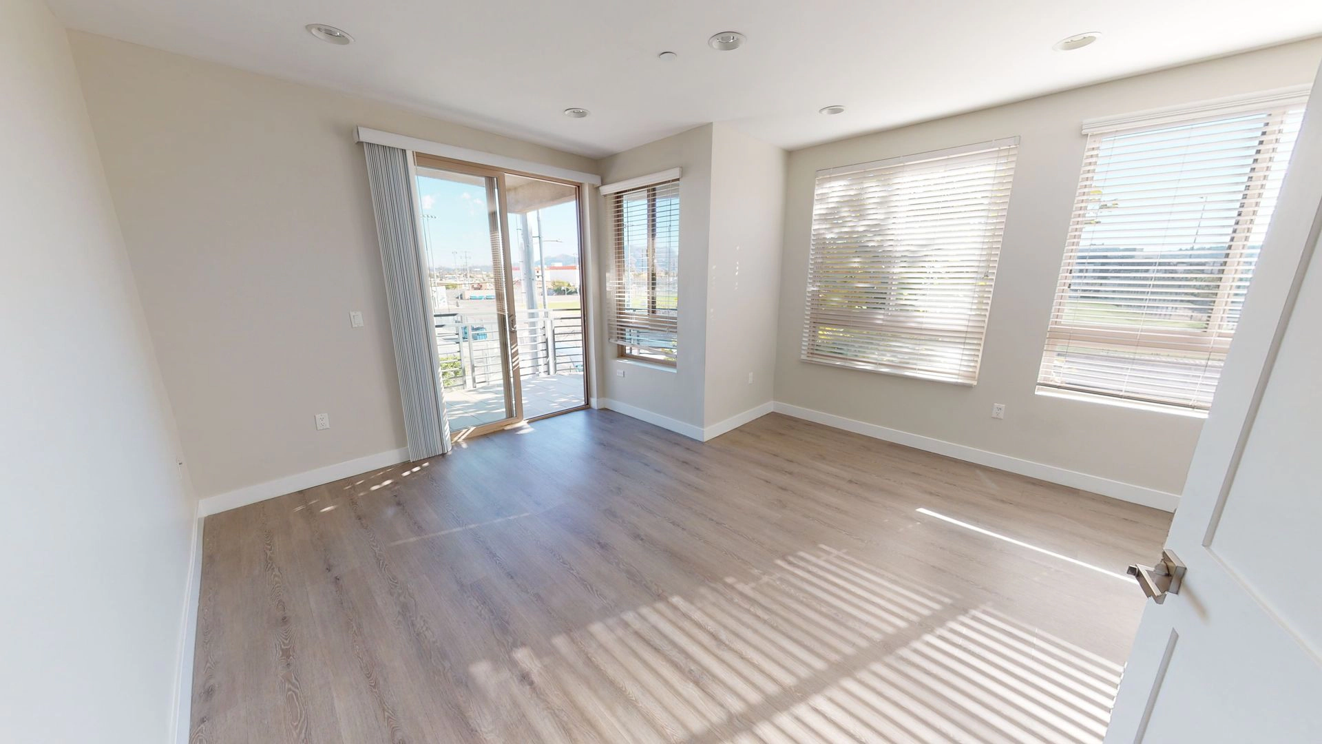 FREE RENT!! New & Luxurious 1 Bedroom W/ LARGE BALCONY in the NoHo Arts District!!