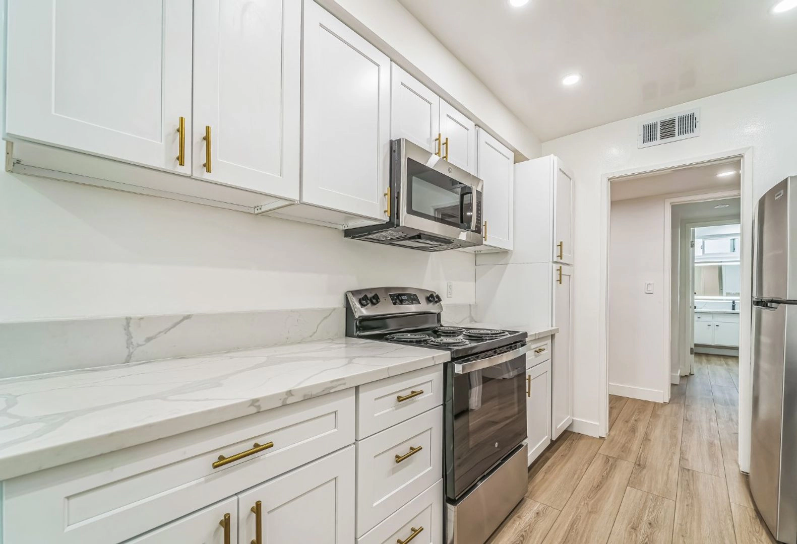 Large & Spacious 1 bed w/ Free Month of Rent!