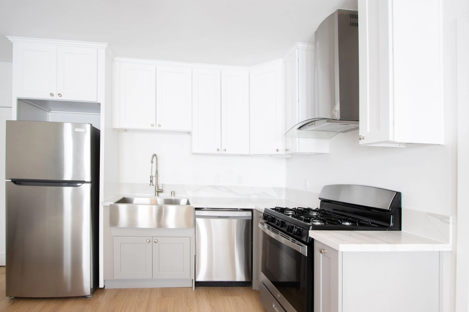 FREE RENT! Live in our newly renovated apartments at 1121 N Westmoreland Ave!