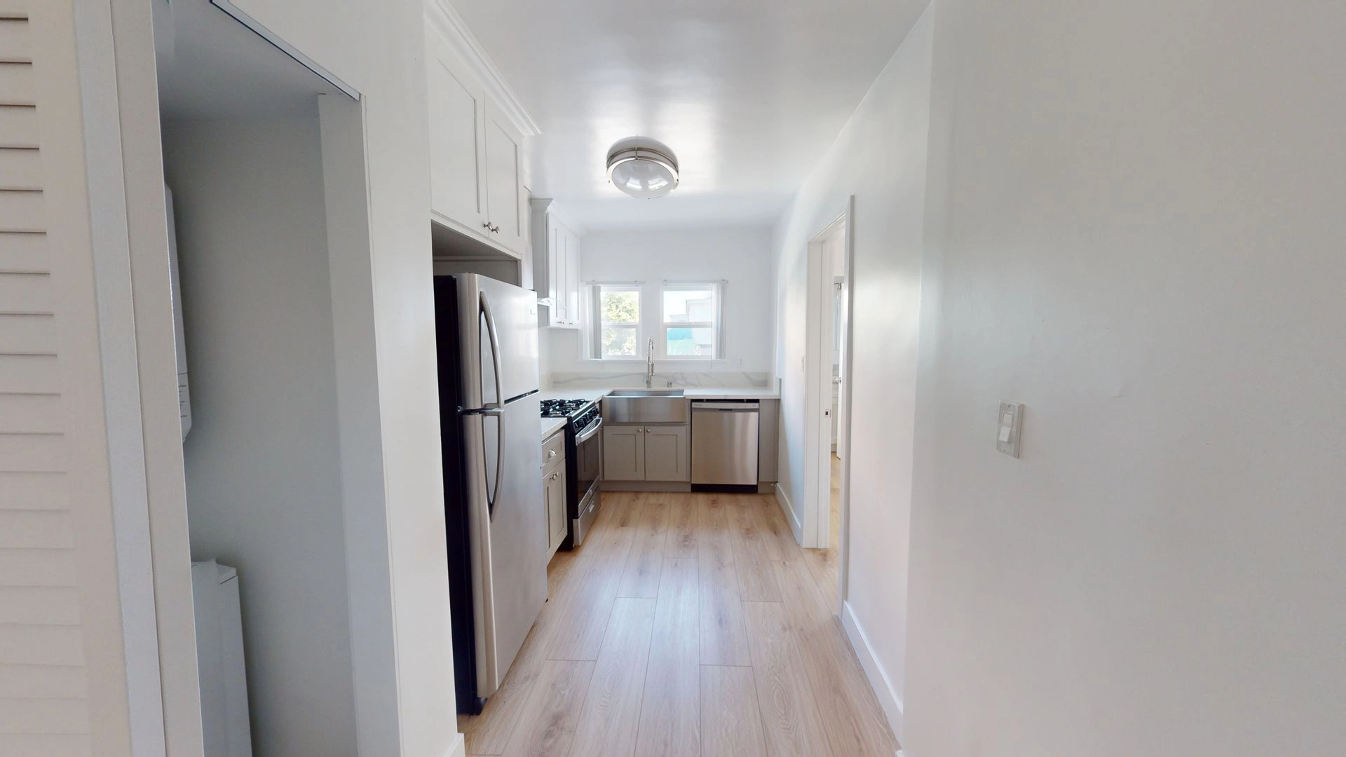 FREE RENT! Live in our newly renovated apartments at 1125 N Westmoreland Ave!