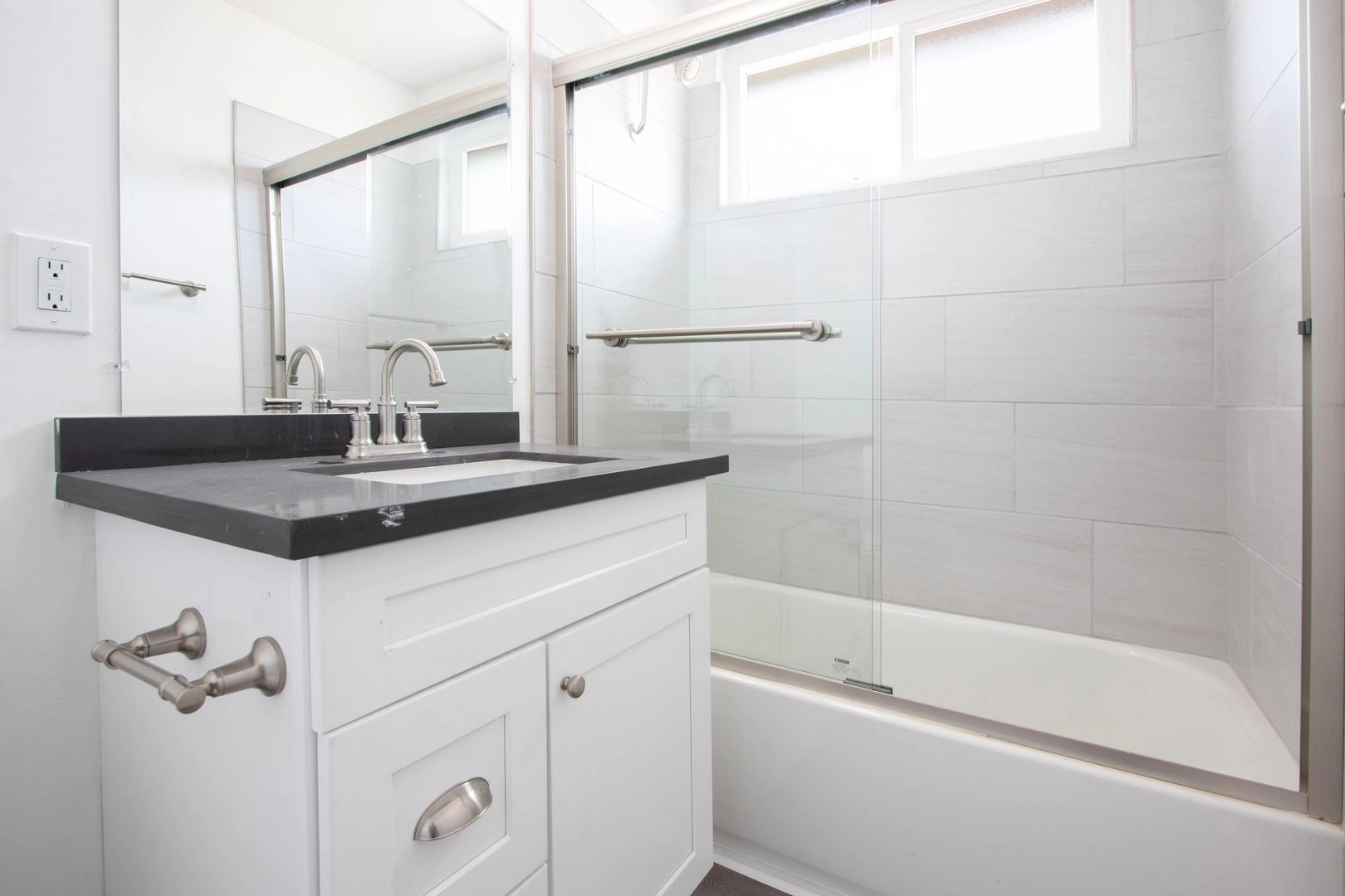 Live in our newly renovated apartments at 1125 N Westmoreland Ave!