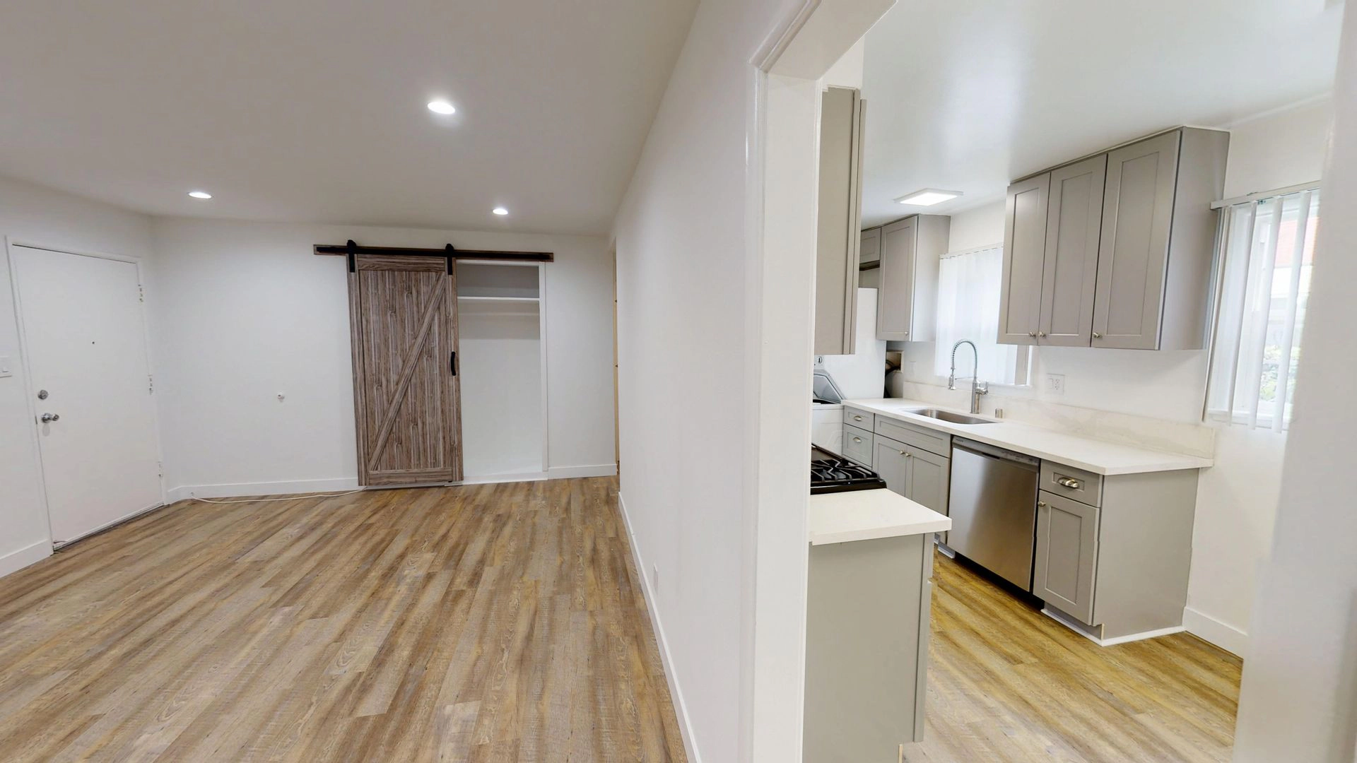 *FREE RENT* 1 bed/1 bath unit in Valley Village!!