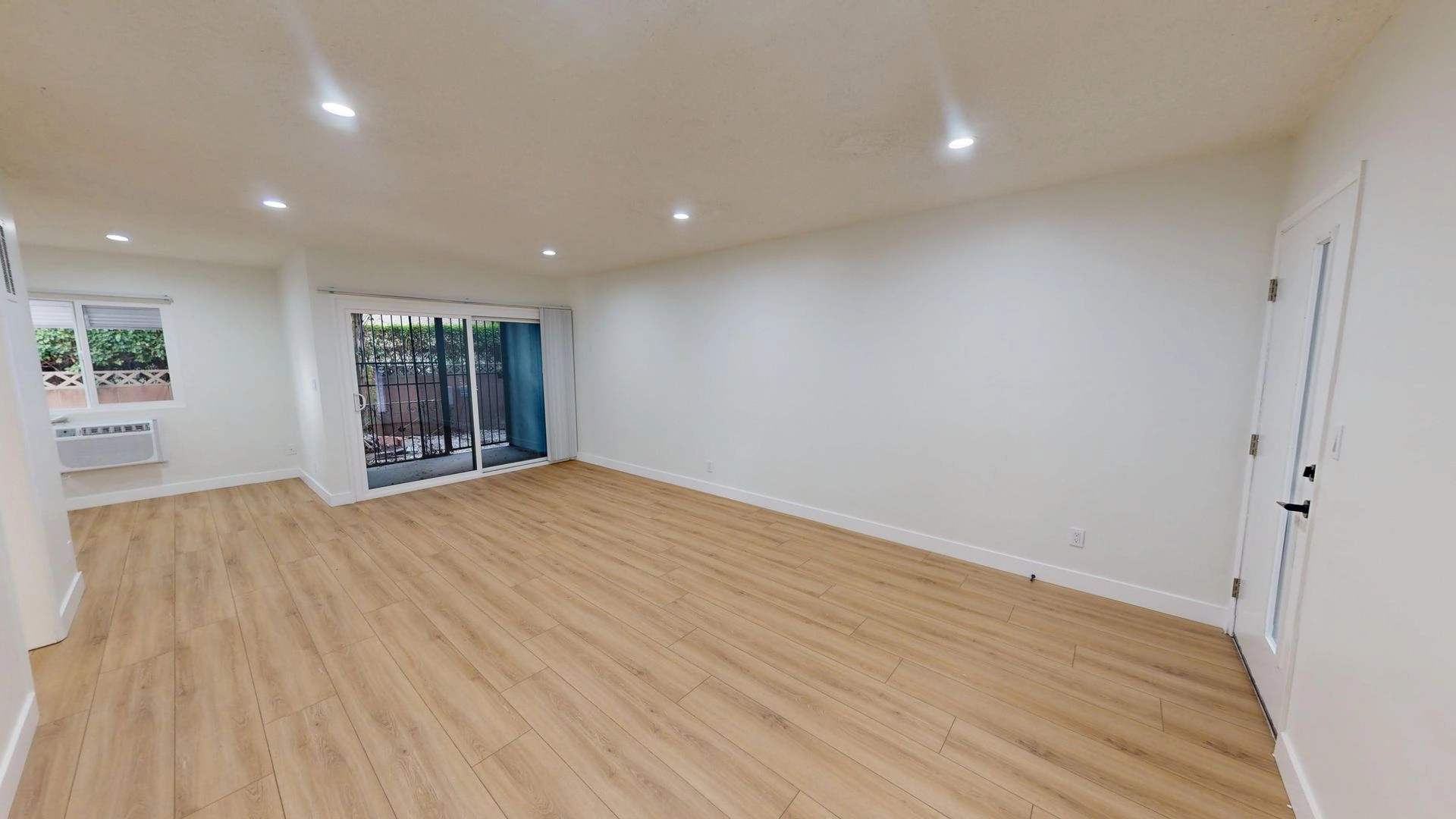 FREE RENT!!* Beautiful & Spacious Unit For Rent