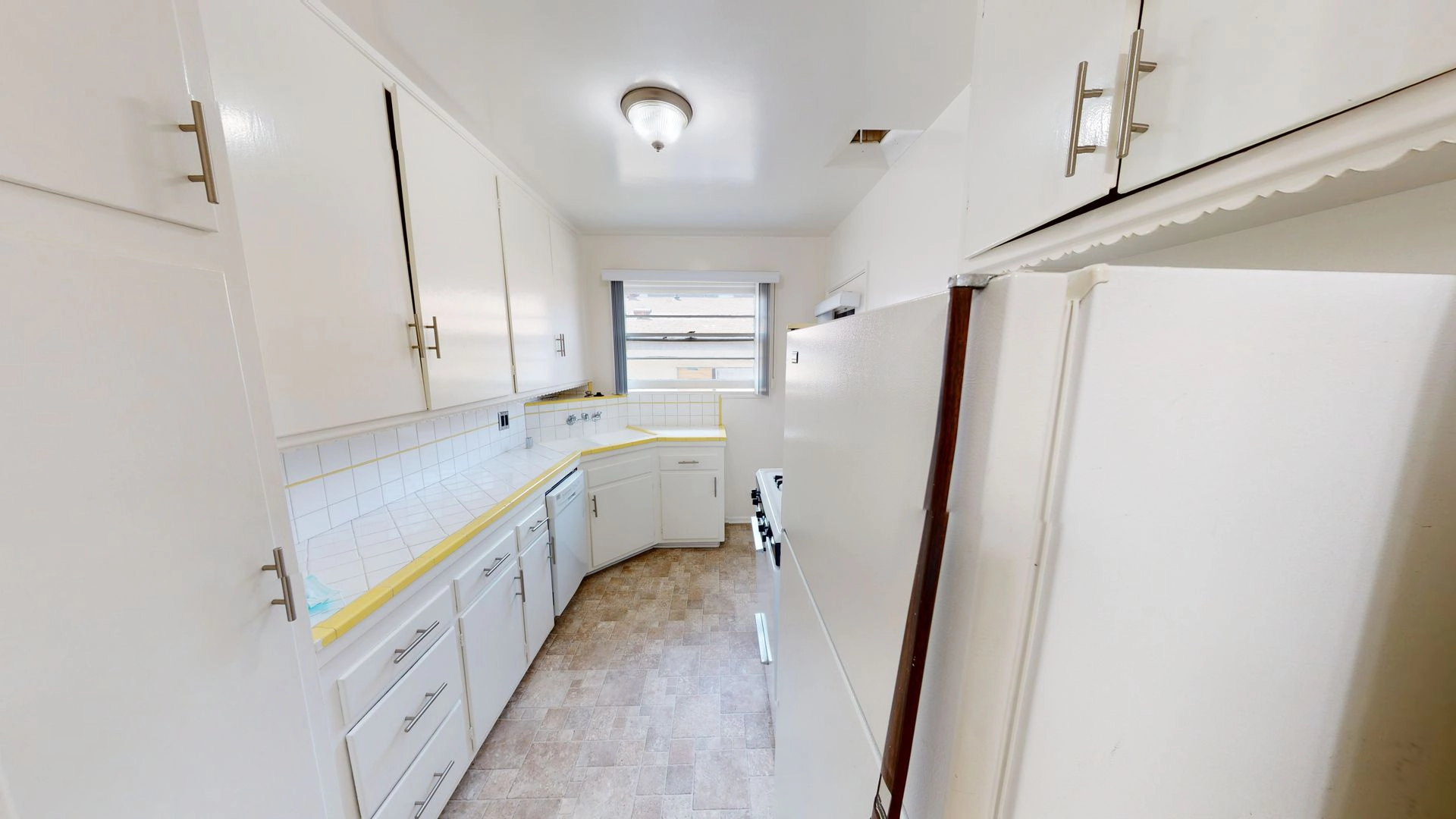 FREE RENT!! BEAUTIFUL ONE BEDROOM IN WEST LA!