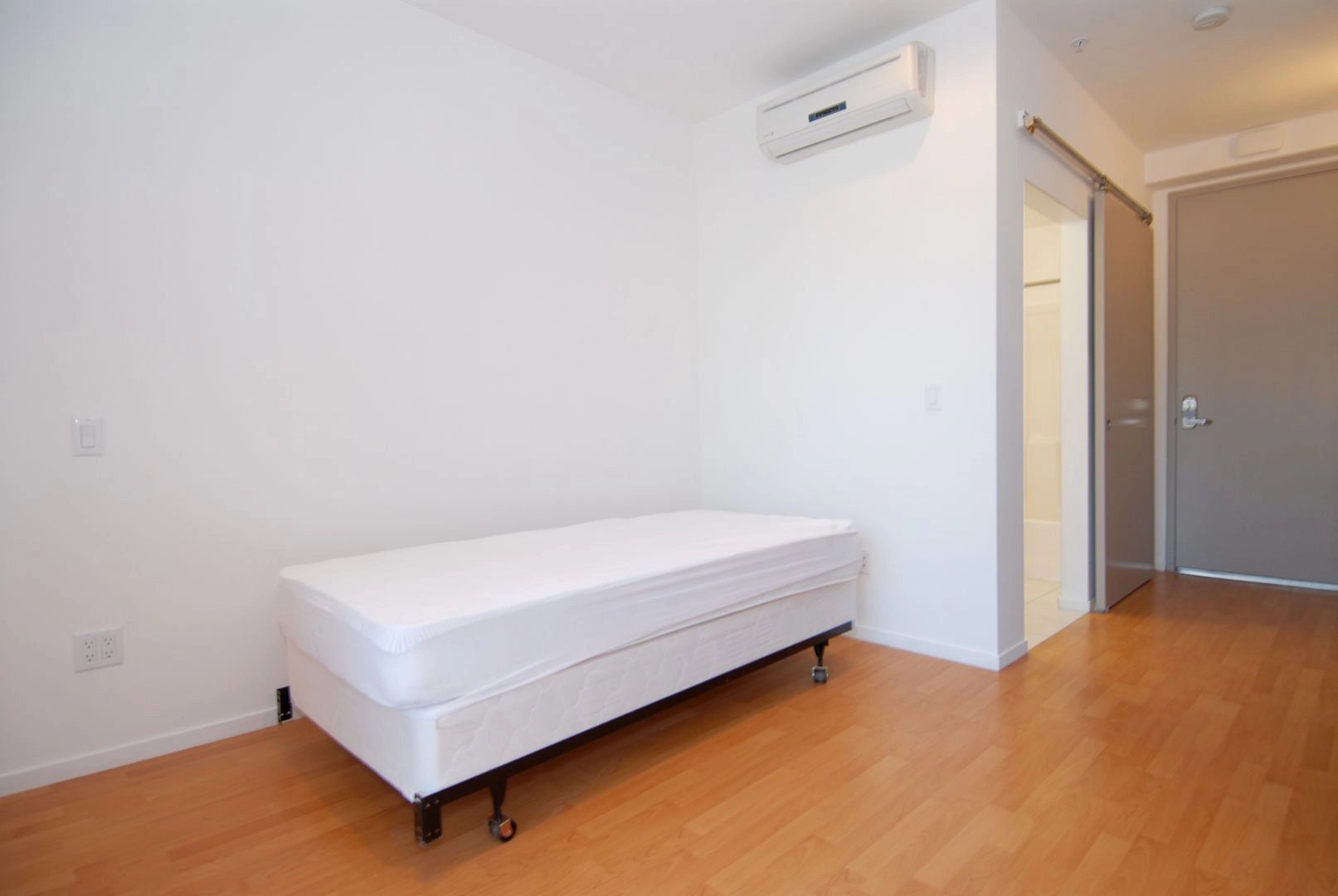 FREE RENT! BEAUTIFUL BACHELOR UNITS AVAILABLE – PASADENA!!