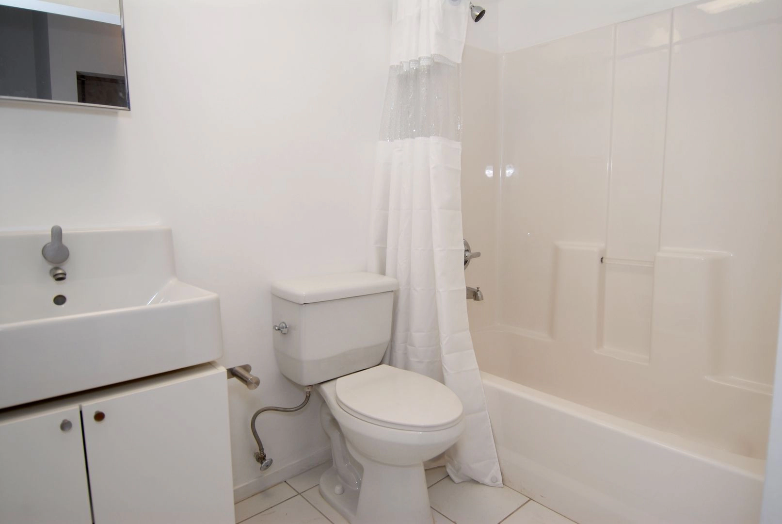 FREE RENT! BEAUTIFUL BACHELOR UNITS AVAILABLE – PASADENA!!