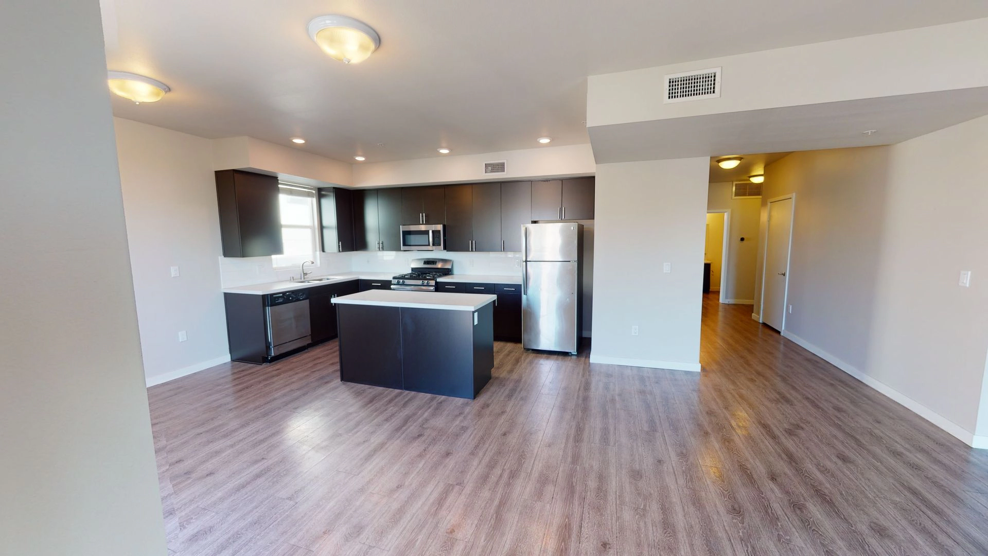 FREE RENT! Beautiful 2 bed – Hollywood!