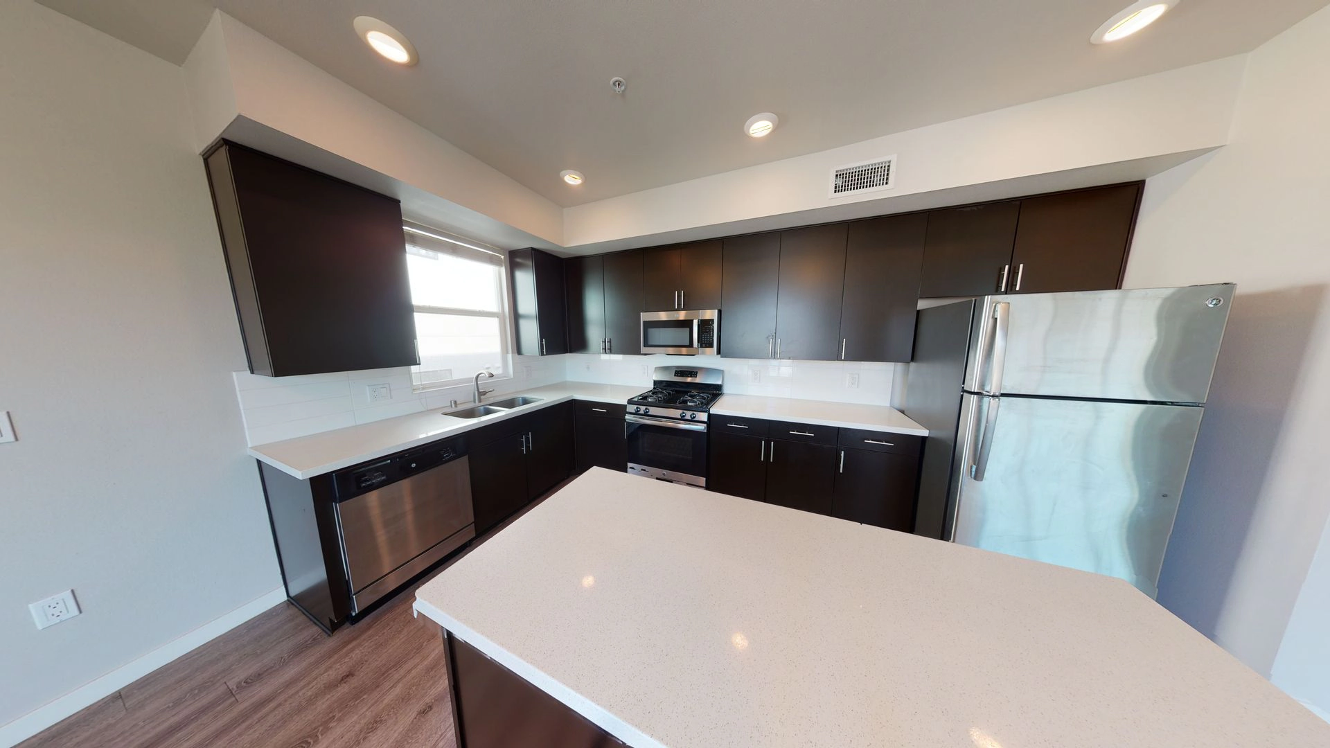 FREE RENT! Beautiful 2 bed – Hollywood!