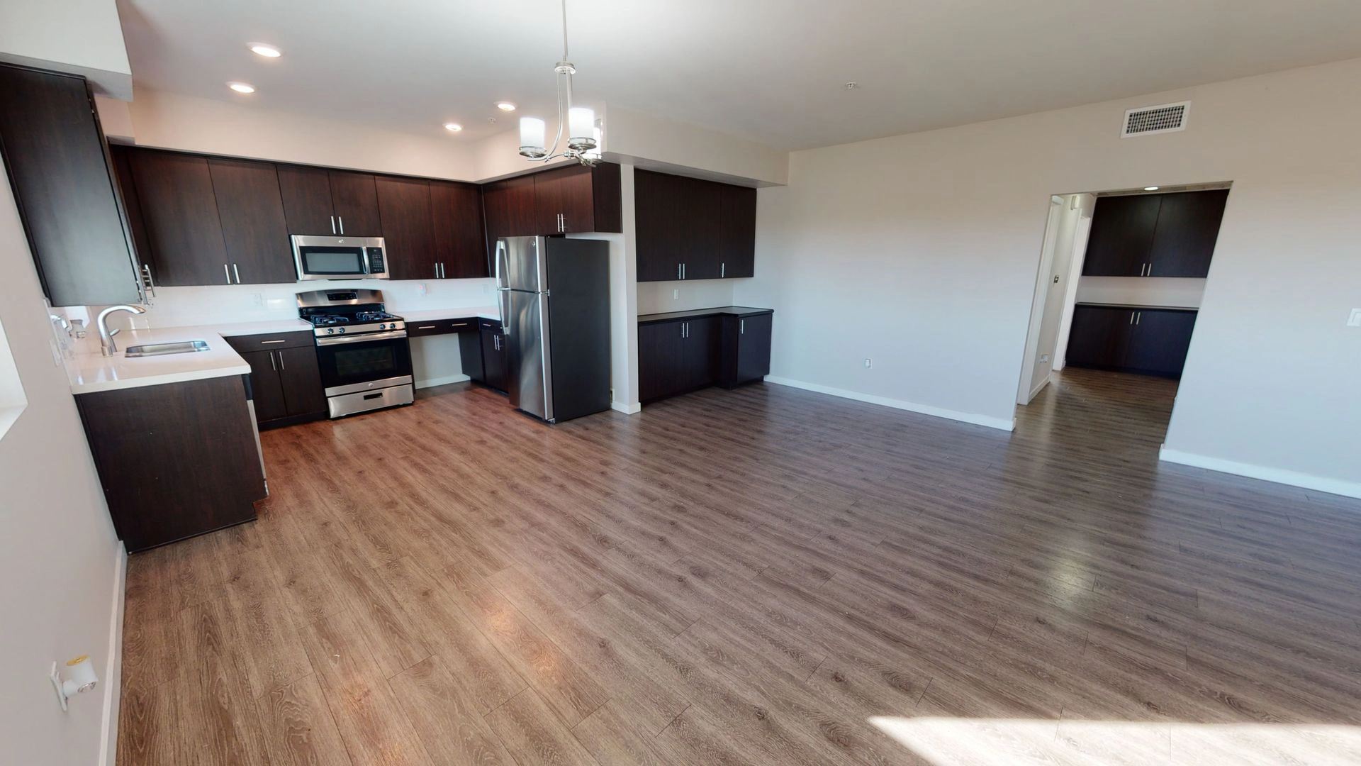 FREE RENT! Beautiful 2 bed – Hollywood!
