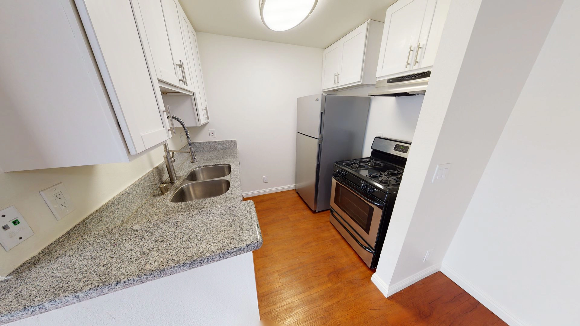 FREE RENT! Beautiful 1 bed – Hollywood!
