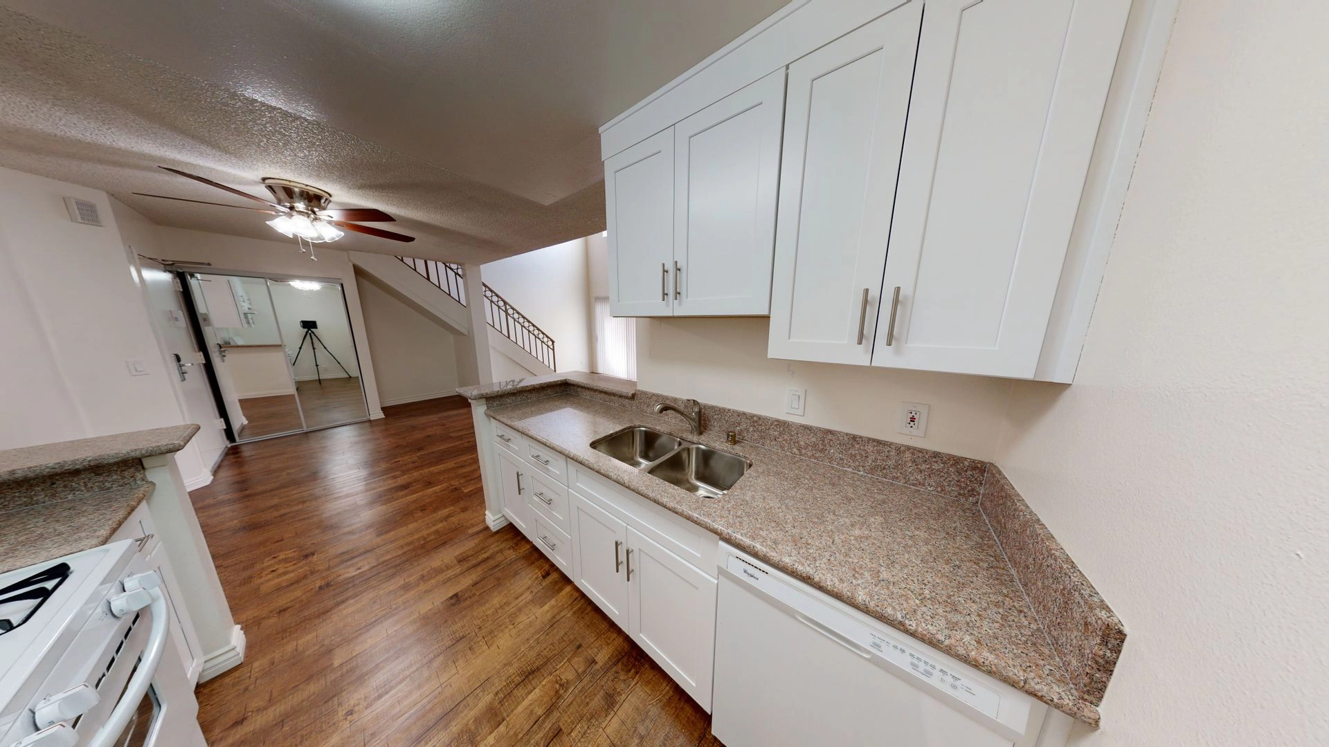 FREE RENT! Beautiful 1 bed – Hollywood!