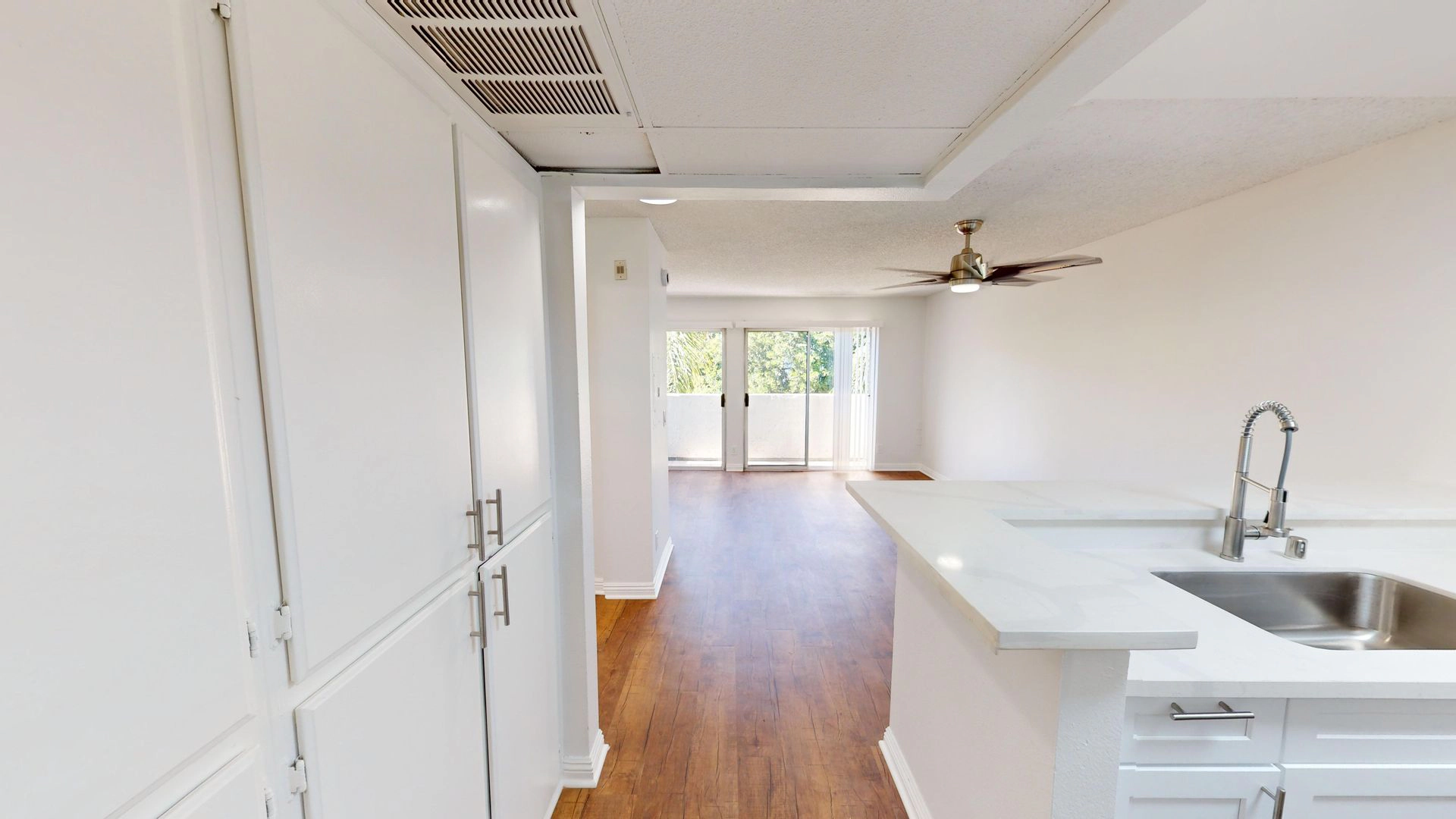 FREE RENT! Beautiful Single – Hollywood!