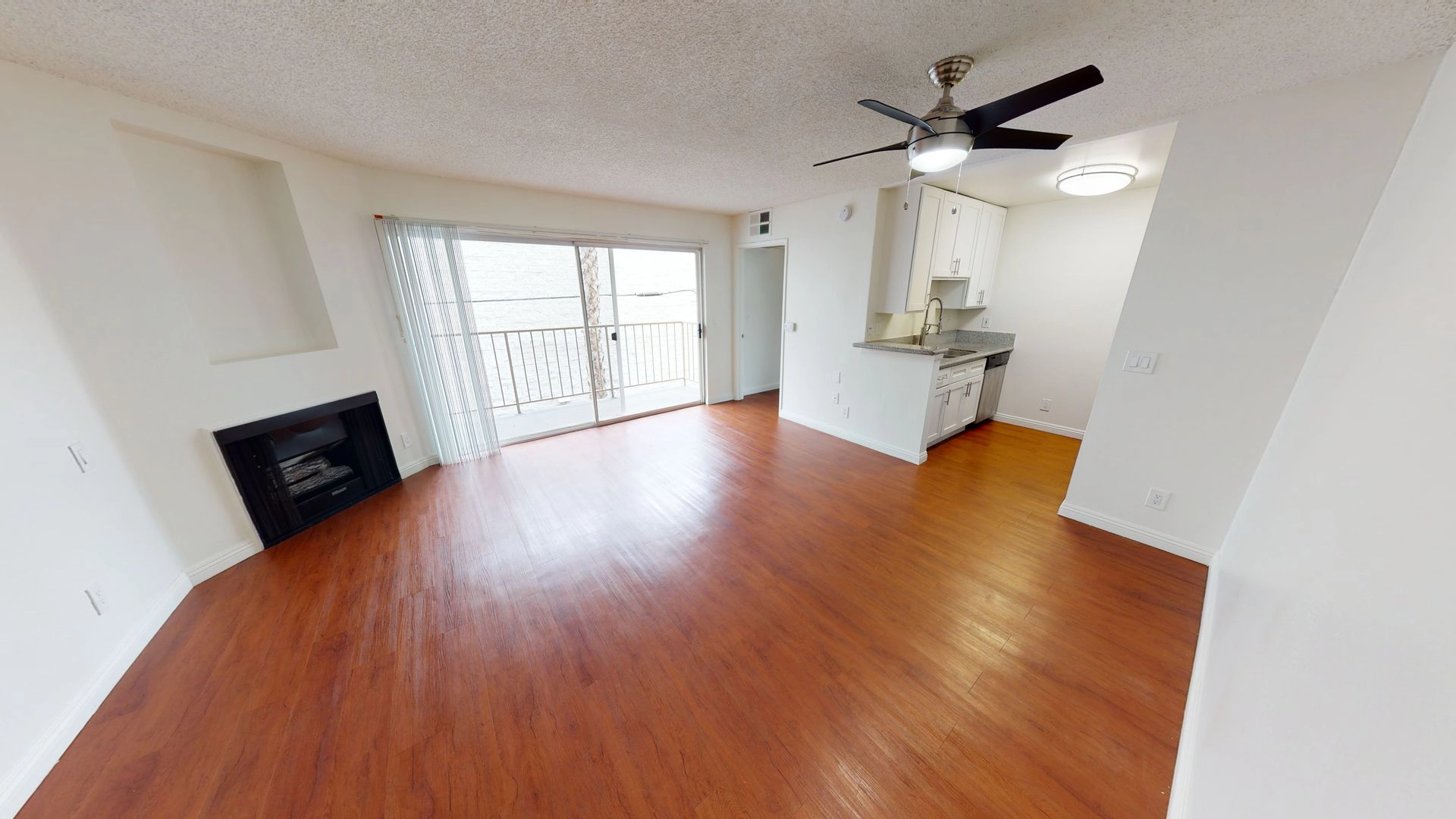 FREE RENT! Beautiful 1 bed – Hollywood!