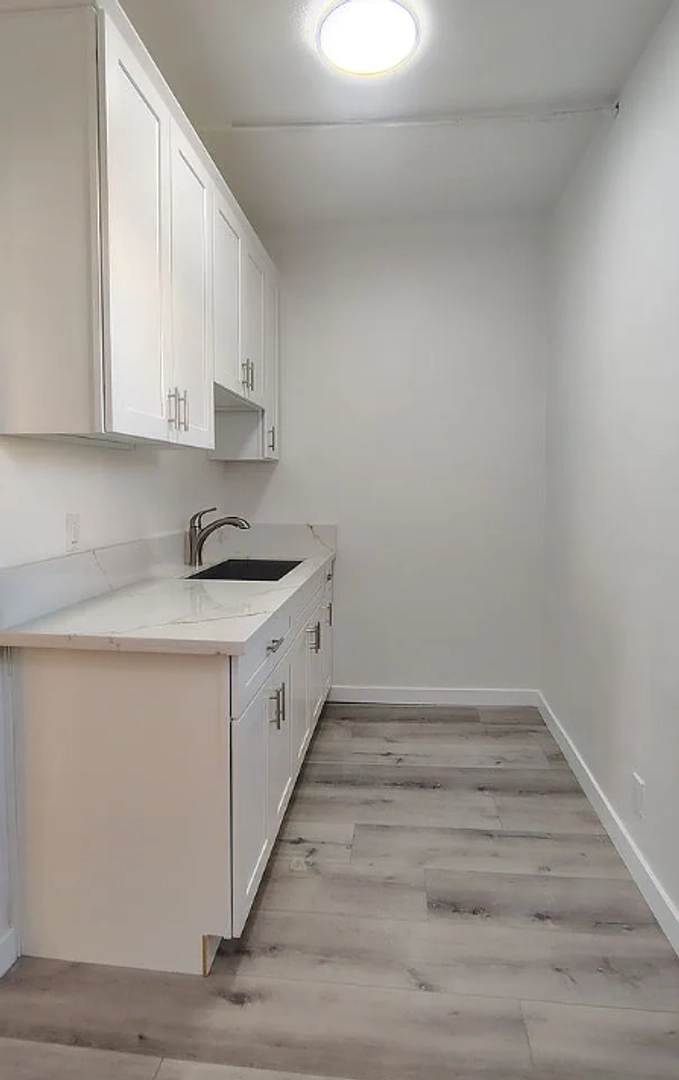 1565 S Hobart