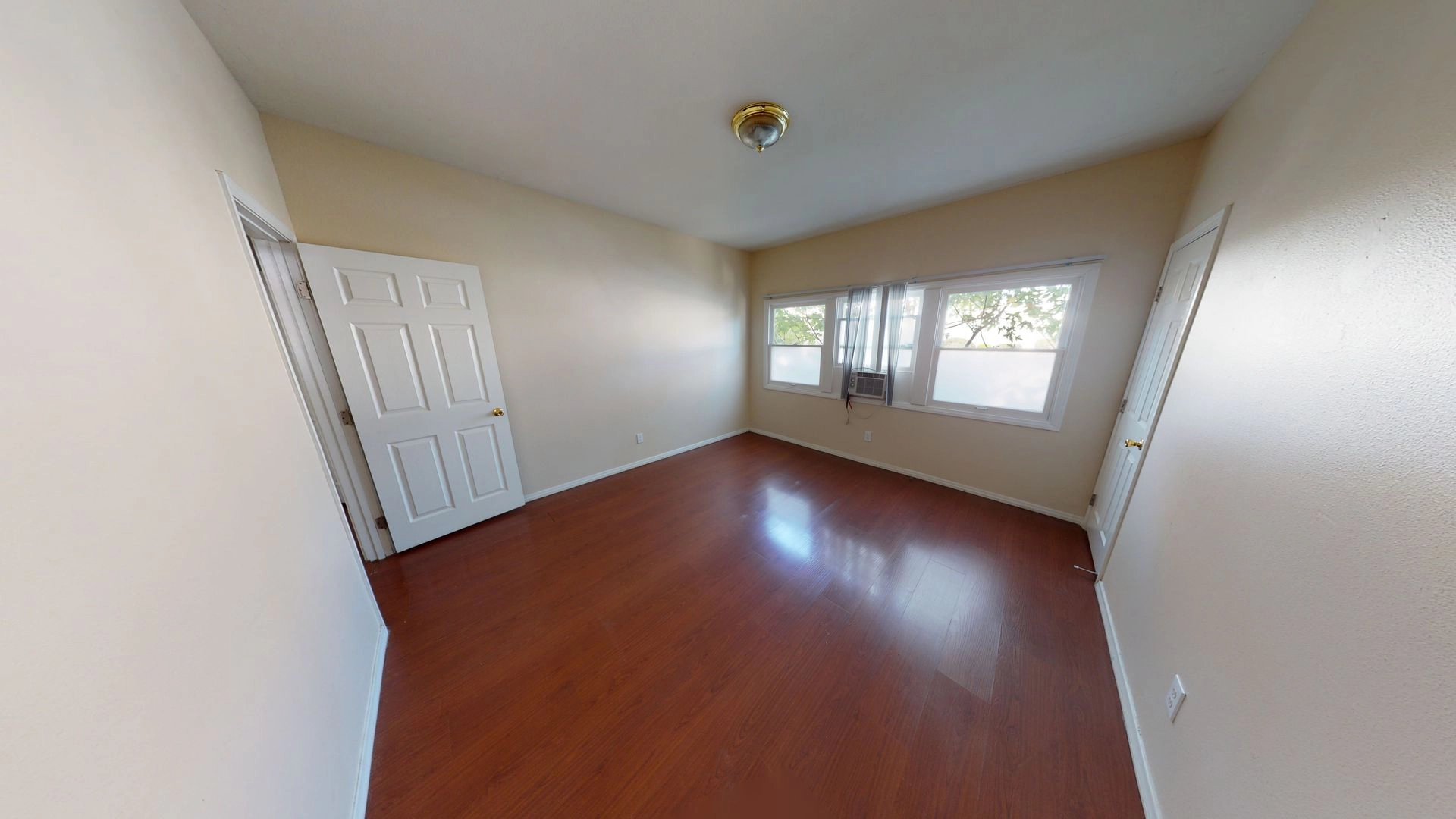 Stylish 1 bedroom 1 bath +den in South Pasadena!