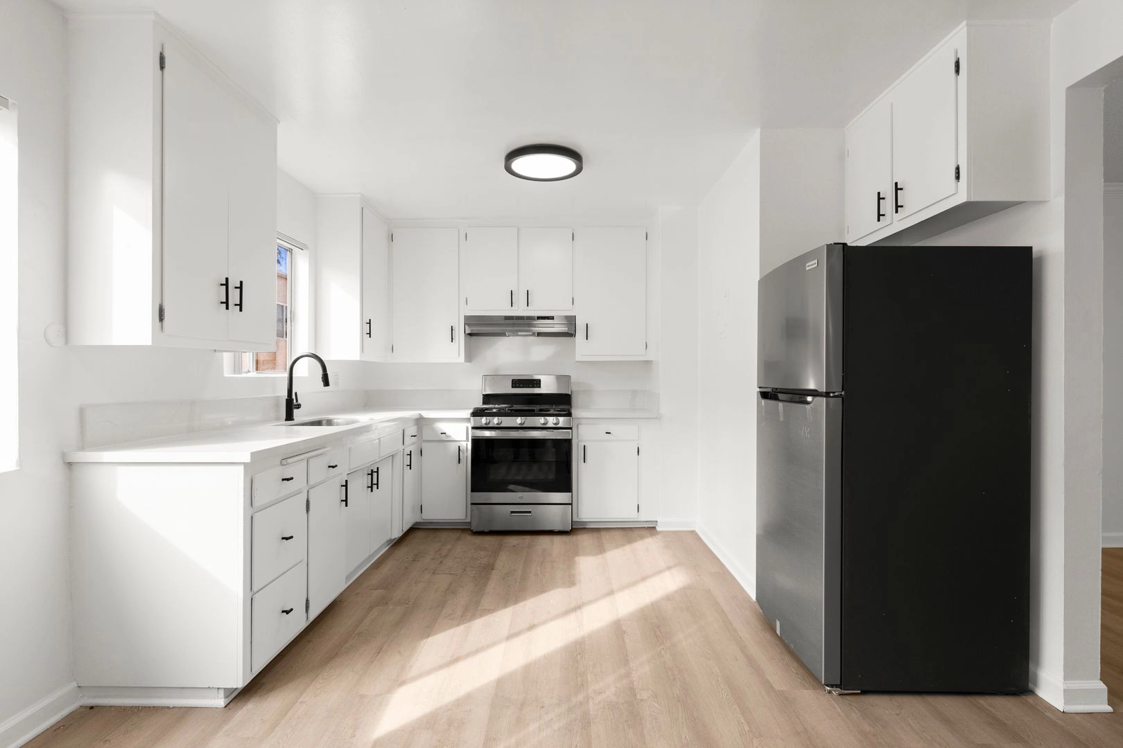 FREE RENT! Fully Renovated 1 Bedroom Apt. in Winnetka!