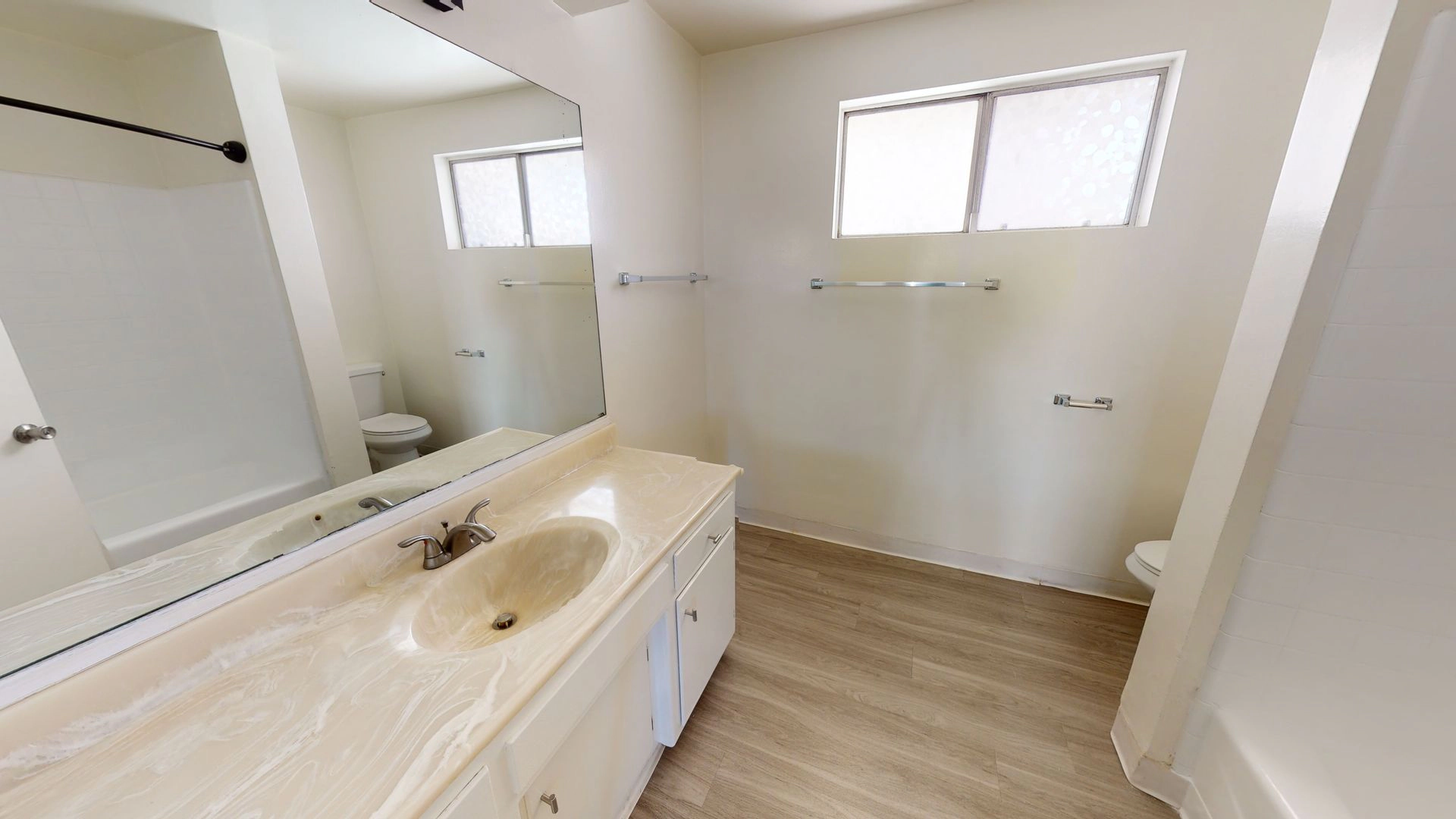 Charming 2 bedroom Apartment in Montrose!!