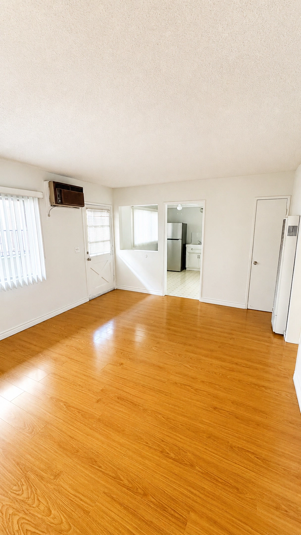 Charming 2 bedroom Apartment in Montrose!!