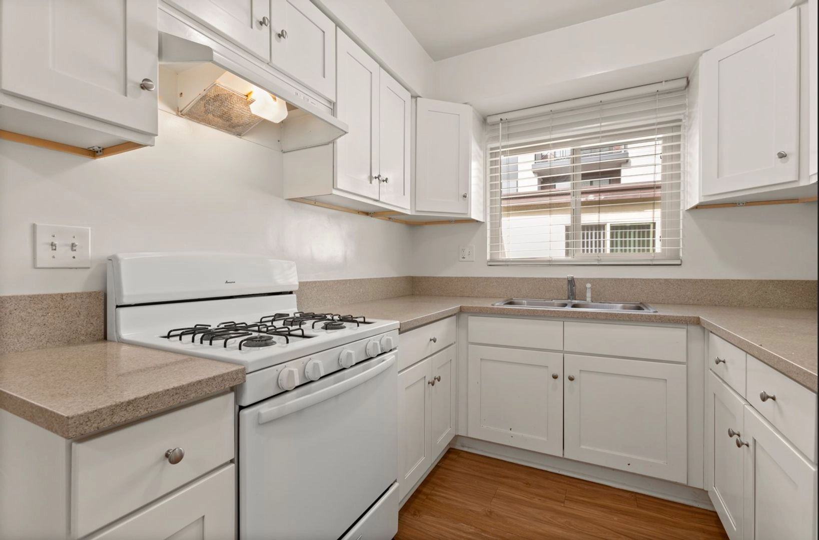 FREE RENT! – Beautiful Two Bedroom Unit – in Prime Glendale!!