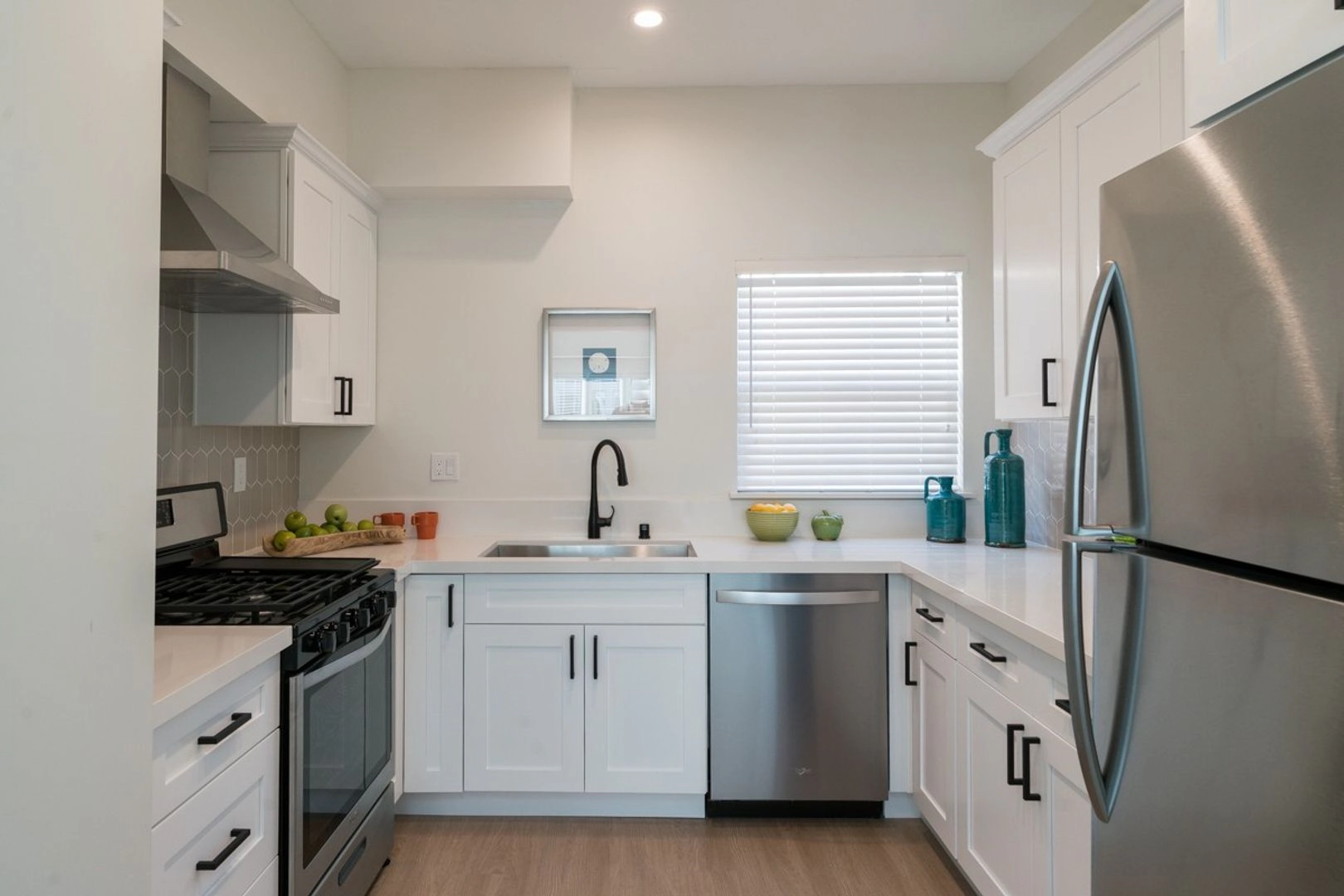 FREE RENT! Fully Renovated, High Ceiling 2 Bed. Unit Available Now!