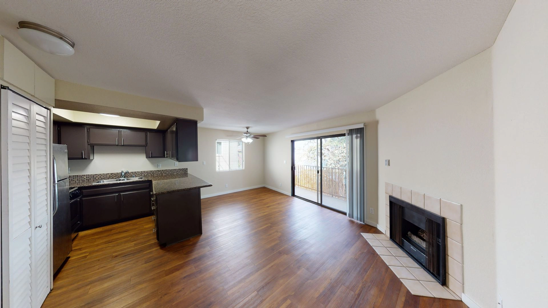 FREE RENT!! Fabulous 2 Bedroom & 2 Bath Near Culver City!