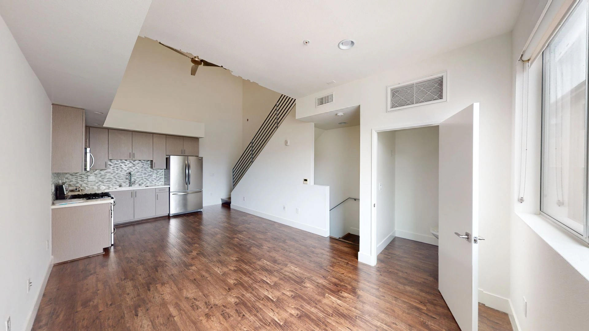 *FREE RENT!* One Bedroom Three Levels w/ Loft Apartment Home!