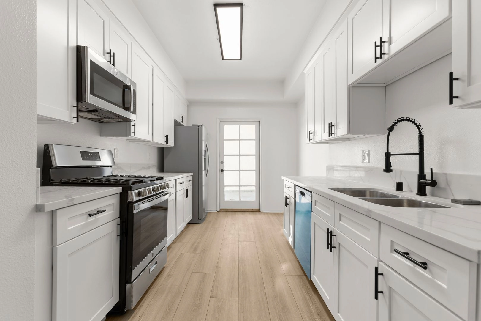FREE RENT! GIGANTIC Two Bedroom Available in Sherman Oaks!