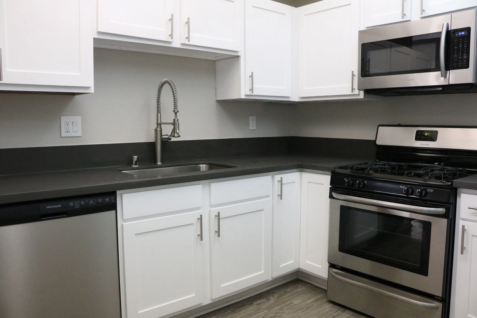 FREE RENT! Beautiful Two Bedroom Available in Sherman Oaks!
