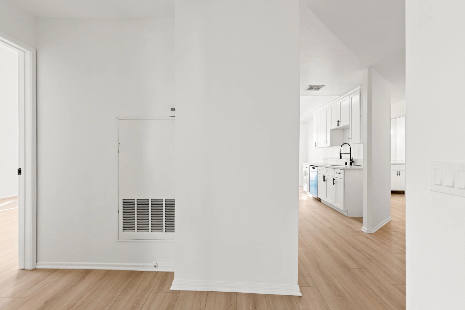 FREE RENT! GIGANTIC Two Bedroom Available in Sherman Oaks!