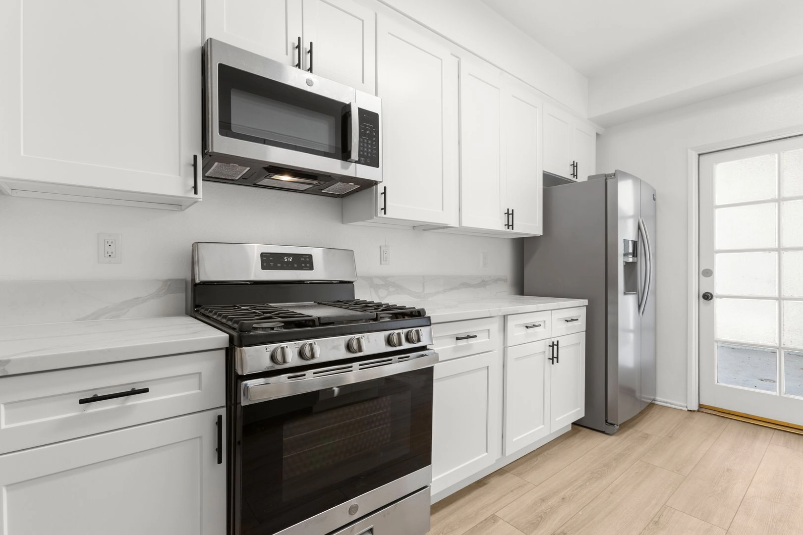FREE RENT! GIGANTIC Two Bedroom Available in Sherman Oaks!