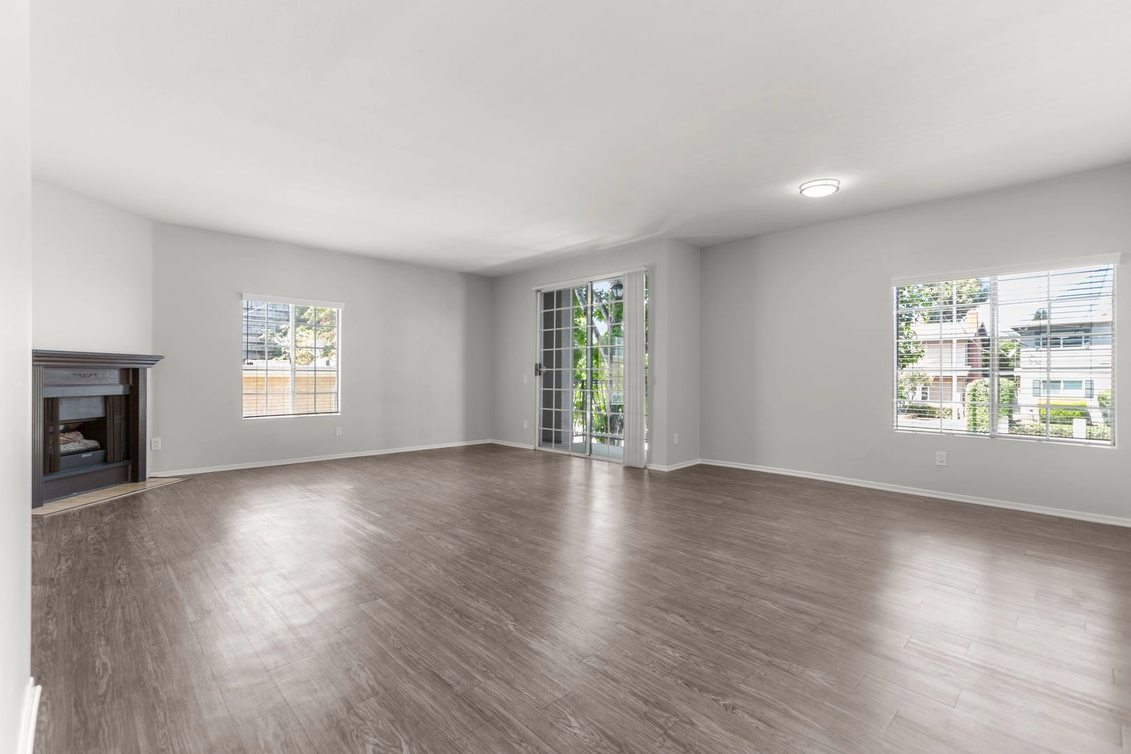 FREE RENT! GIGANTIC Two Bedroom Available in Sherman Oaks!