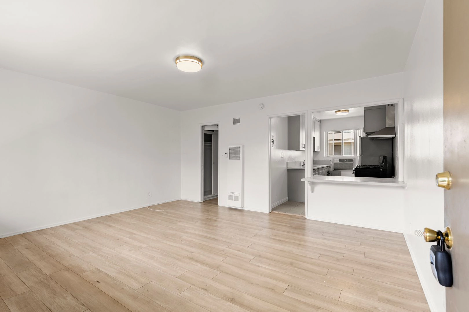 STUDIO 1 BATH IN LOS ANGELES !!
