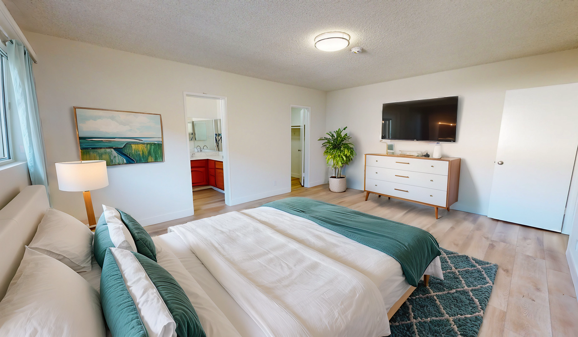Large Beautiful Apartment Home in Encino!!