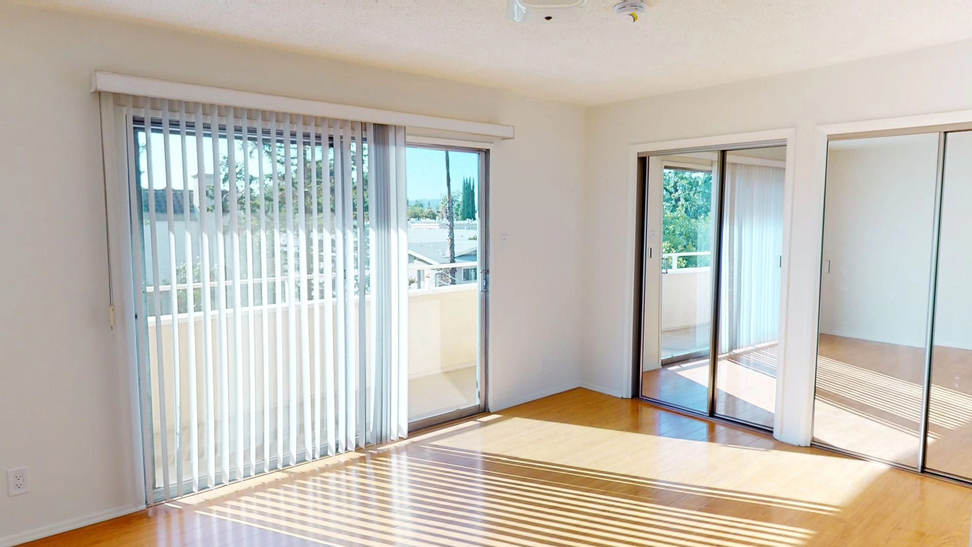 Spacious, Gigantic 1 BD Apartment Home in the Heart of The Valley !!