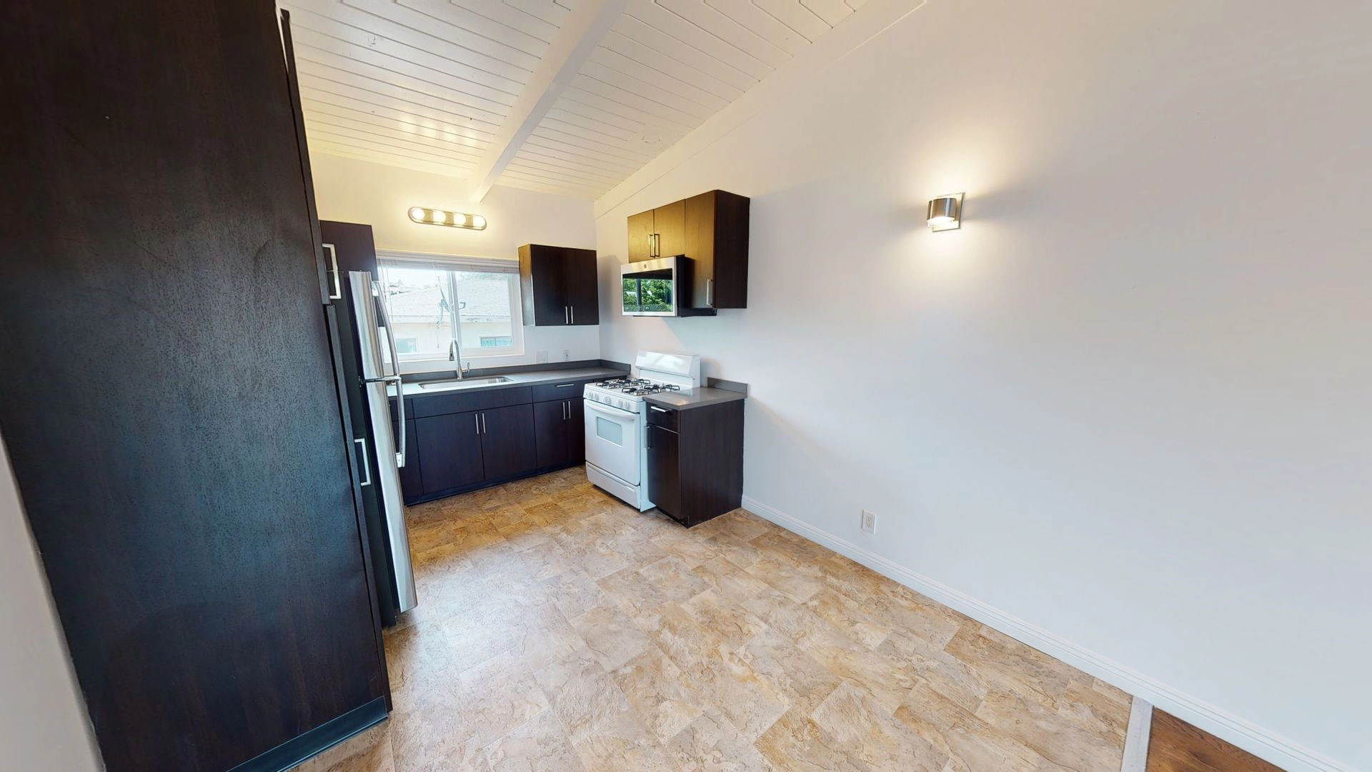 FREE RENT! Beautiful & Spacious 1 bed. Apt. In Inglewood.