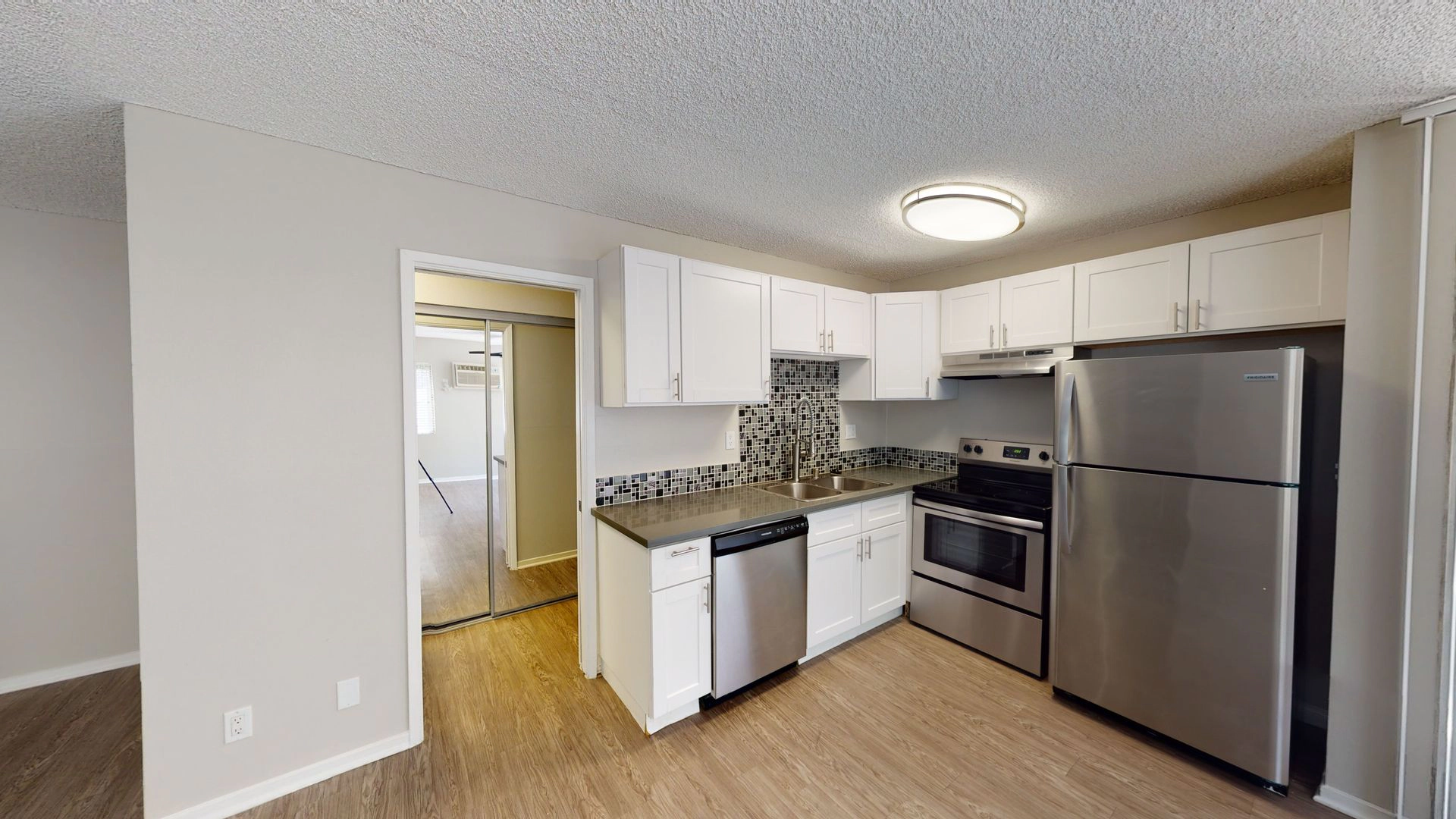 FREE RENT! Fabulous 1 bed 2 bath unit- Beverly Hills ADJ!