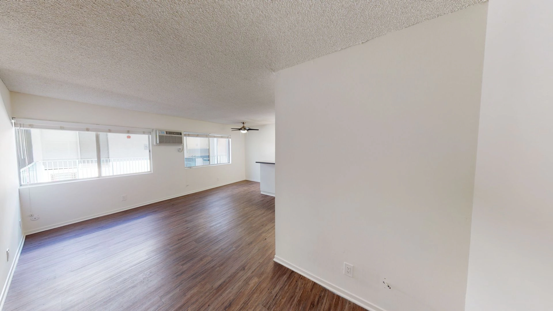 FREE RENT! Fabulous 1 bed 2 bath unit- Beverly Hills ADJ!