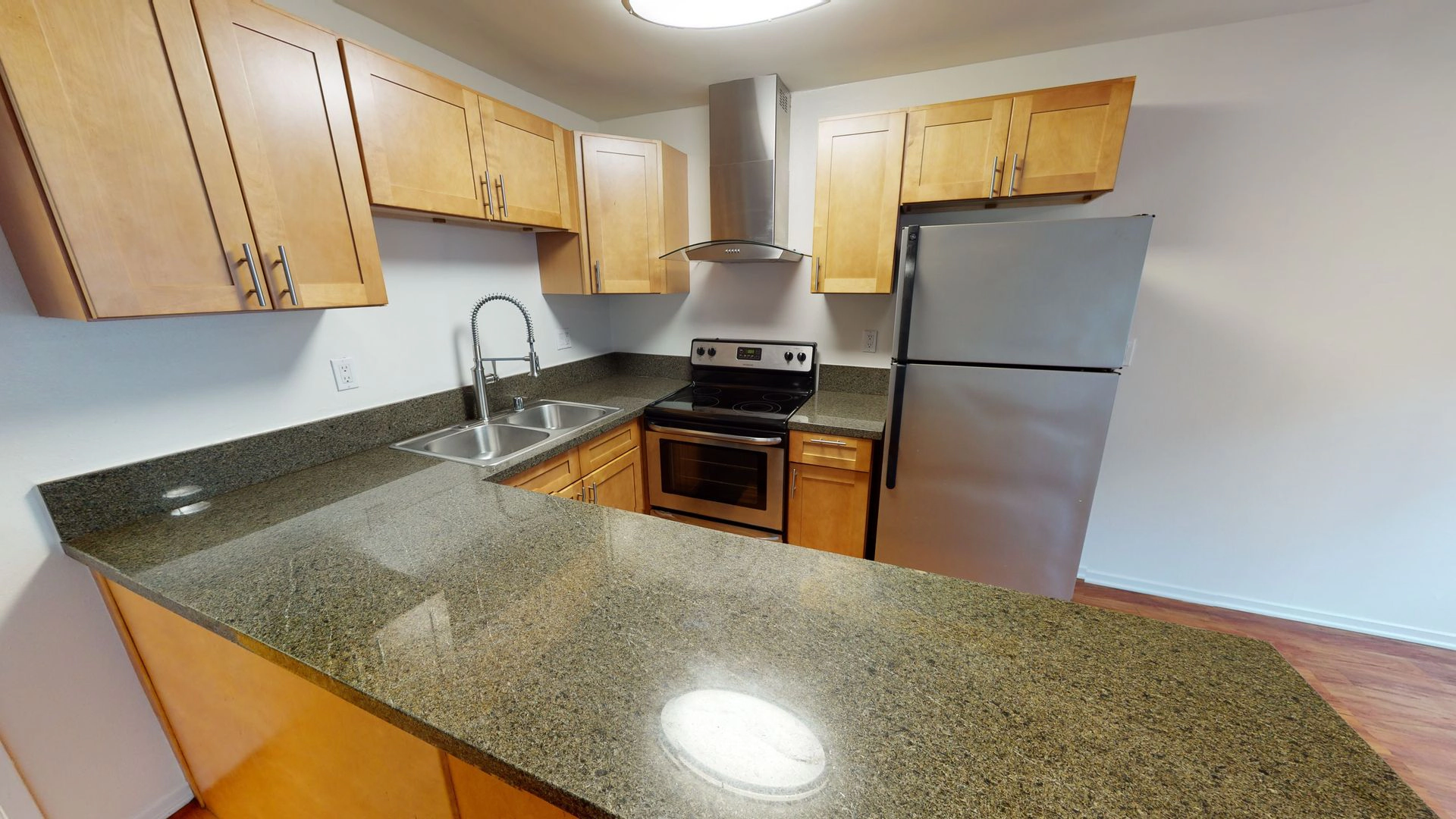 FREE RENT! BEAUTIFUL 1 BEDROOM & 2 BATHROOM!