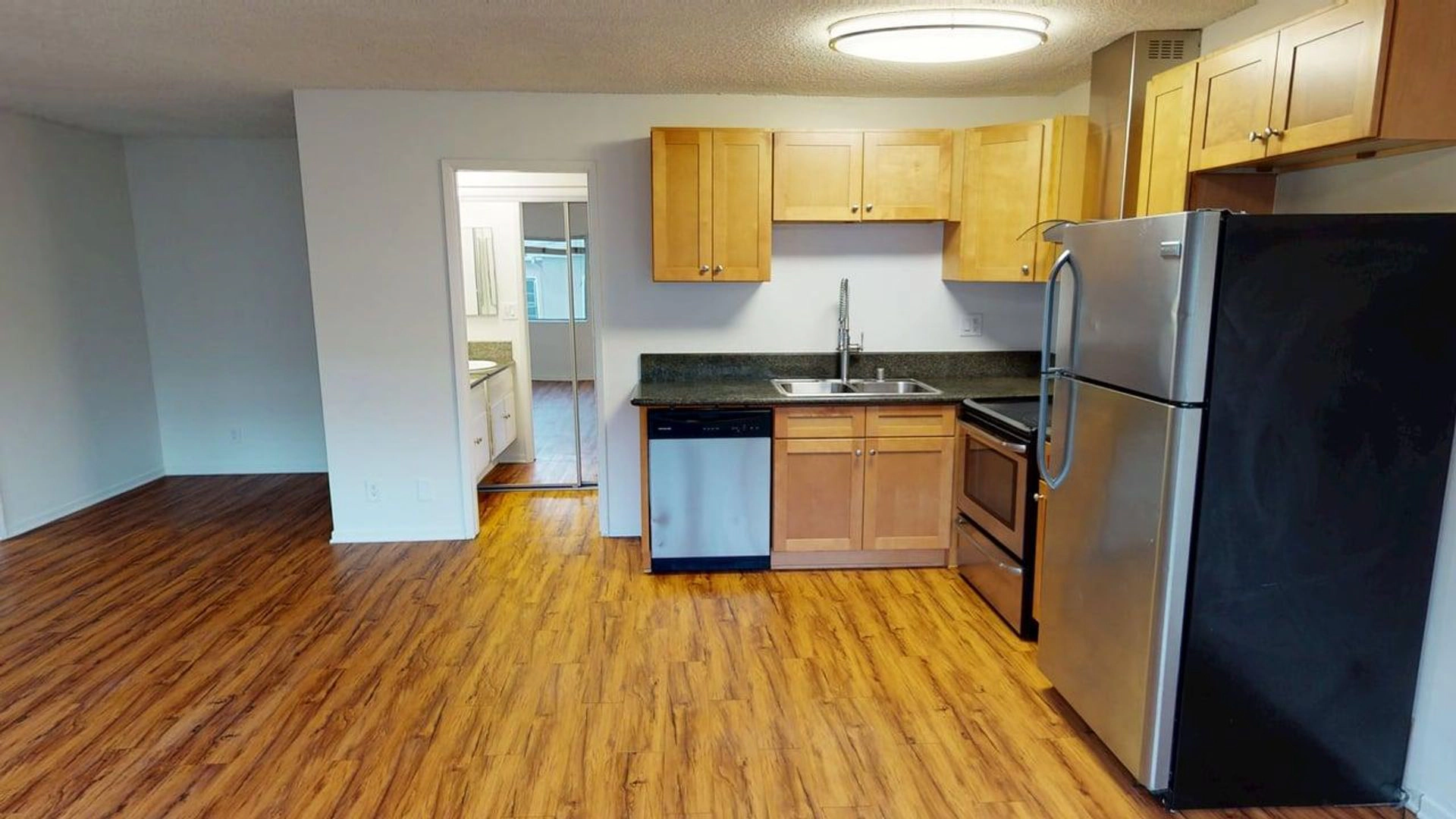 FREE RENT! Fabulous 1 bed 2 bath unit- Beverly Hills ADJ!