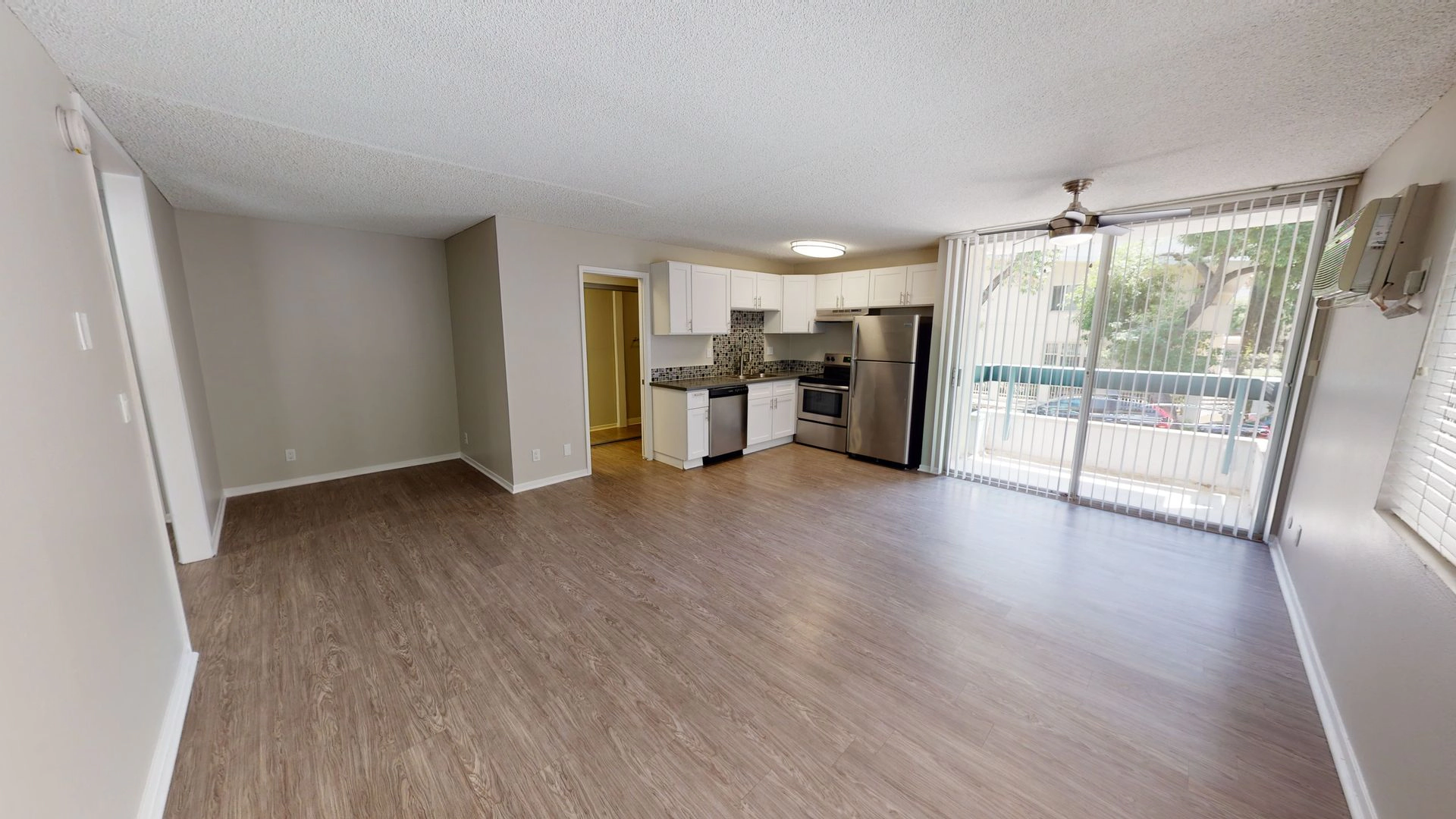 FREE RENT! Fabulous 1 bed 2 bath unit- Beverly Hills ADJ!