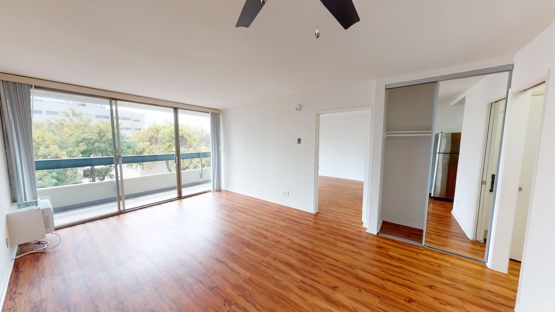 FREE RENT! Fabulous 1 bed 2 bath unit- Beverly Hills ADJ!