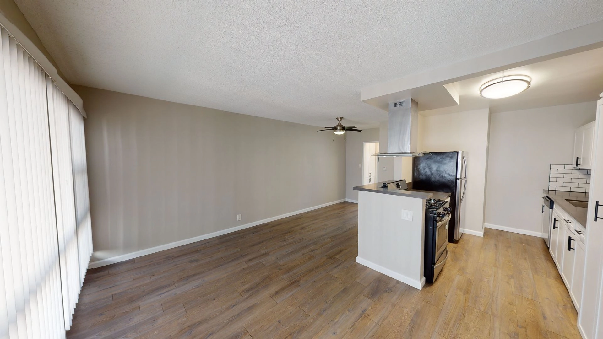 FREE RENT!! NEWLY RENOVATED / PET FRIENDLY / POOL