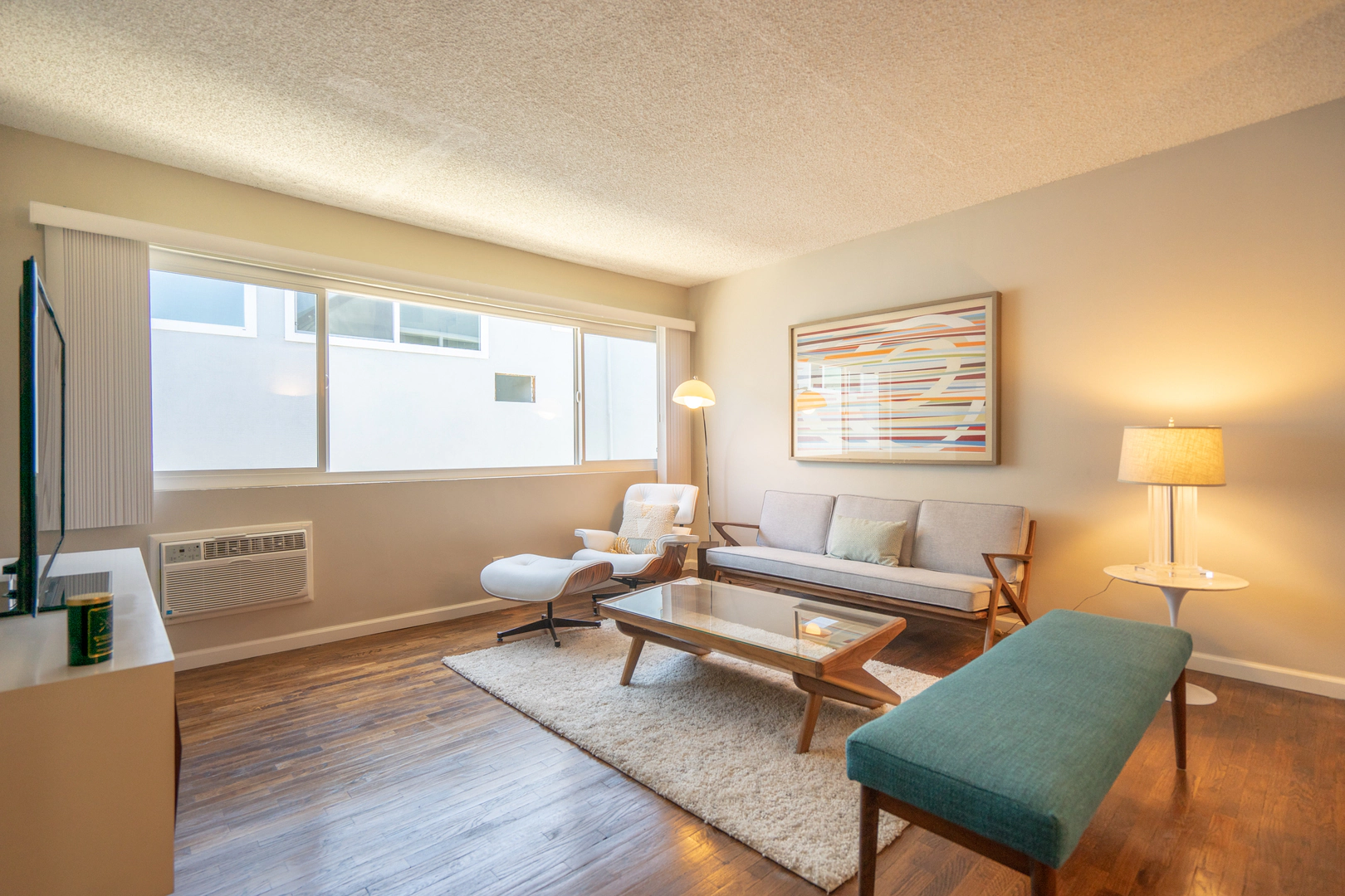 FREE RENT / NEWLY RENOVATED / PET FRIENDLY / POOL
