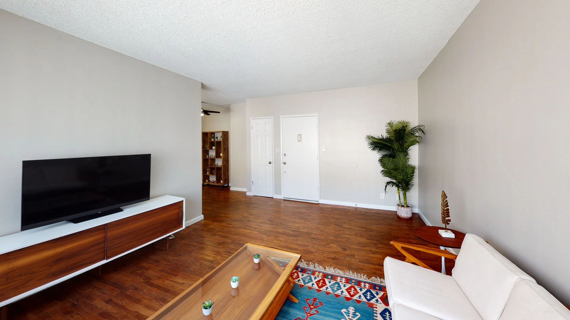 FREE RENT! NEWLY RENOVATED / PET FRIENDLY / POOL