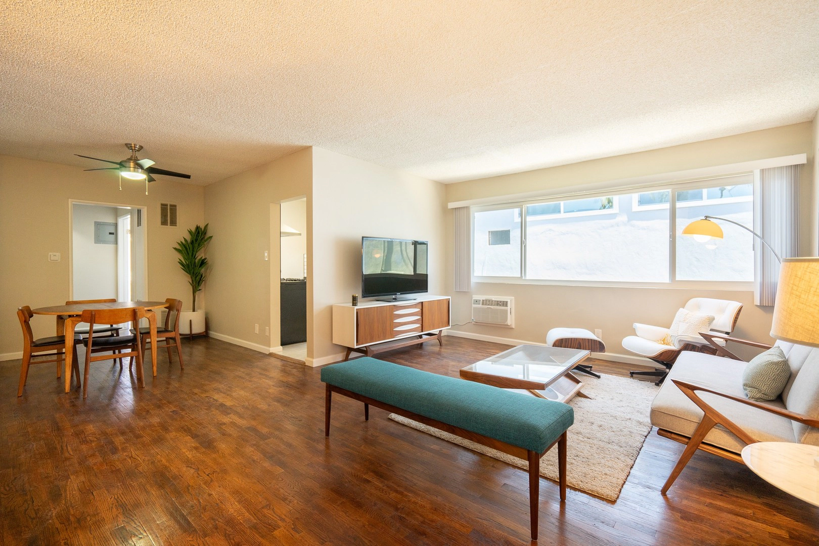 FREE RENT! NEWLY RENOVATED / PET FRIENDLY / POOL
