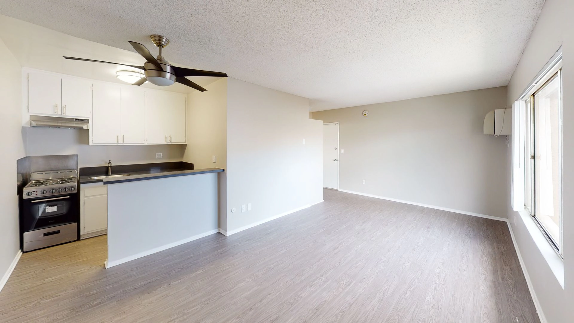 *FREE RENT* Beautiful single in the heart of San Fernando Valley!