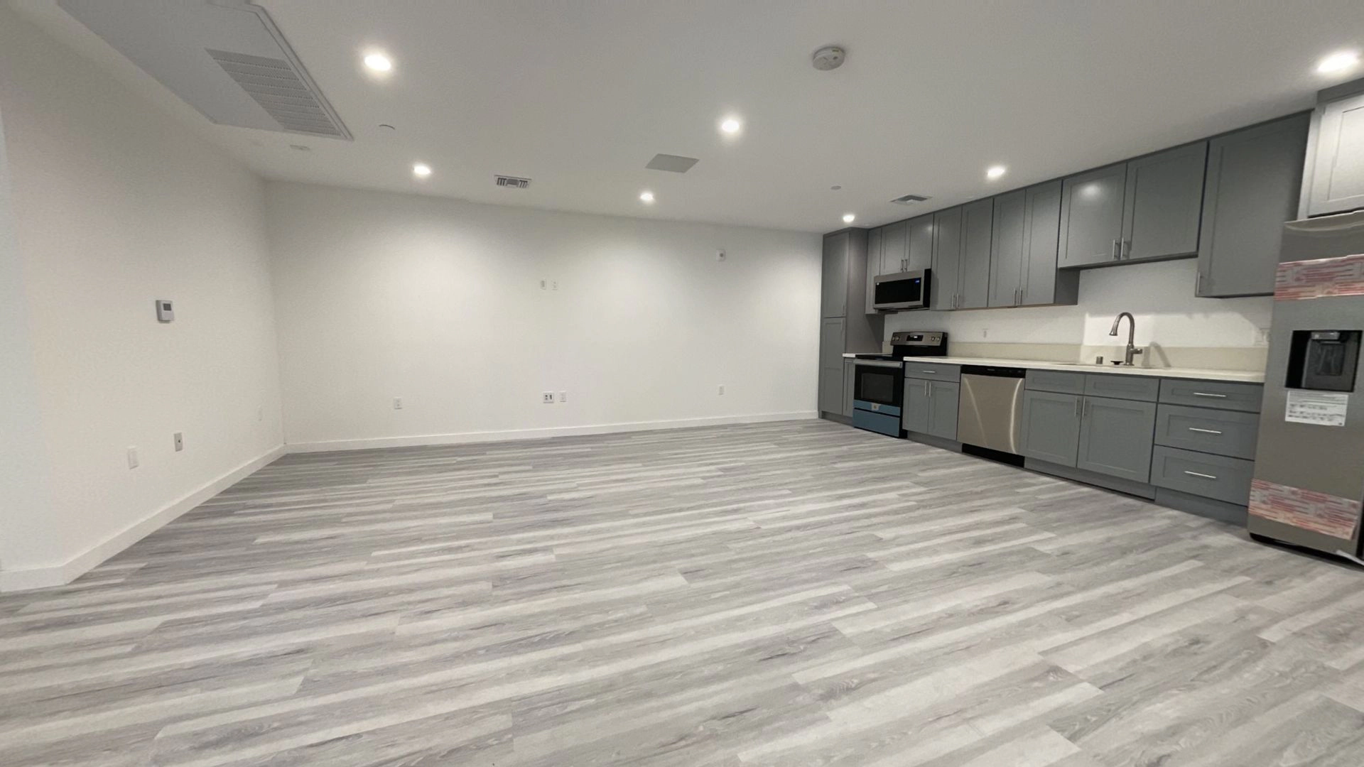 Newly Built Beautiful Apartment in the Vicinity of the Warner Center!